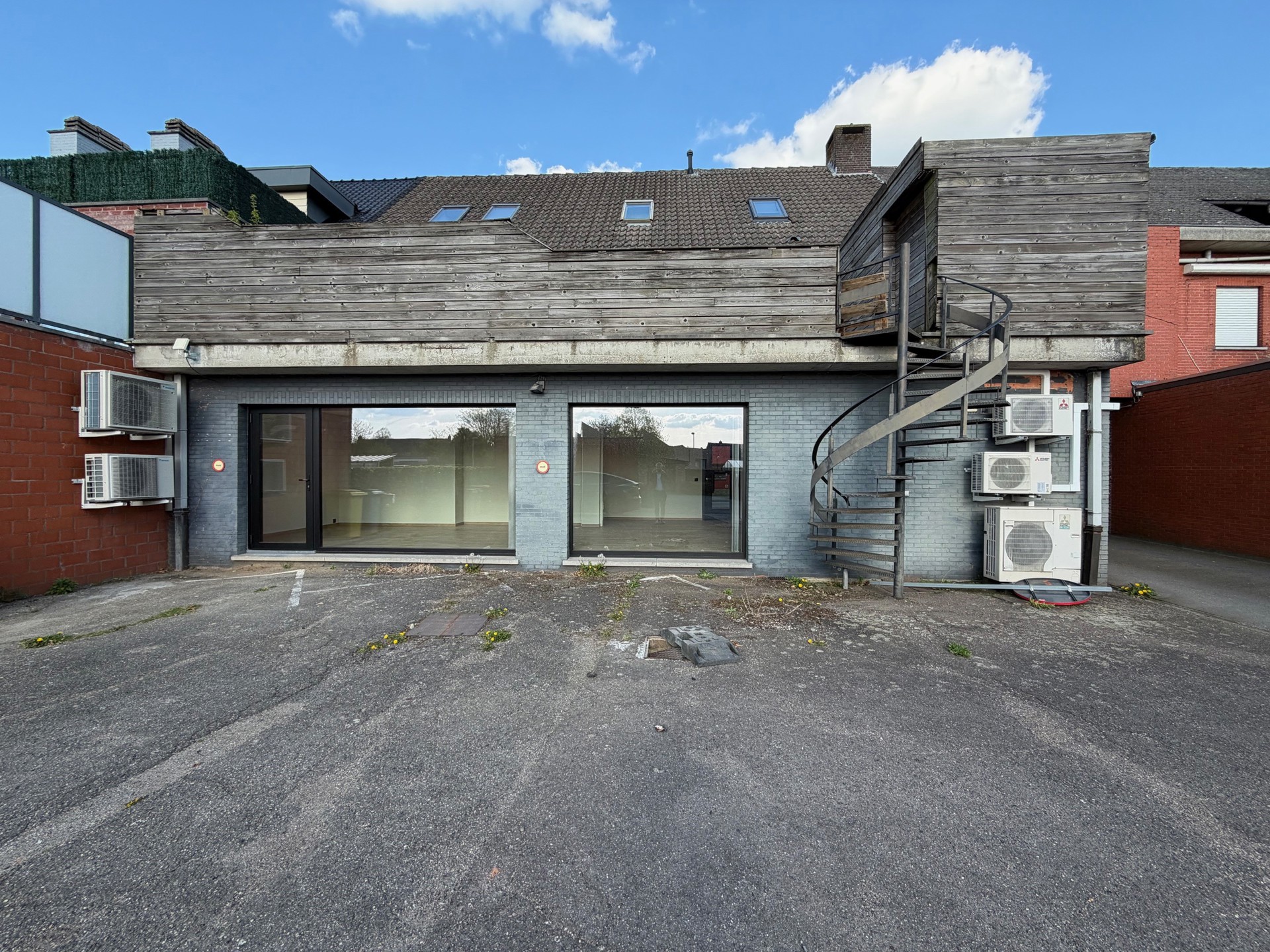 Instapklare handelsruimte van 85 m² met 4 private parkings!