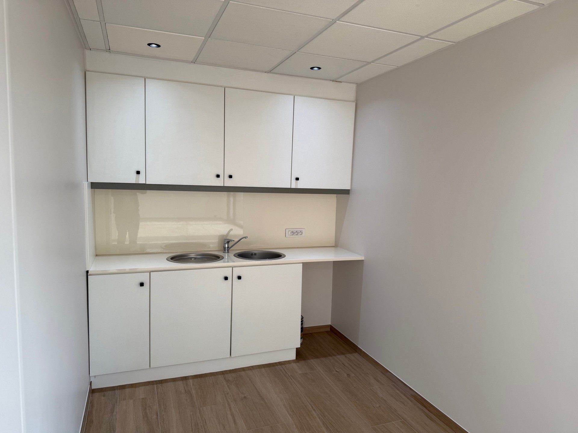 Instapklare handelsruimte van 85 m² met 4 private parkings!