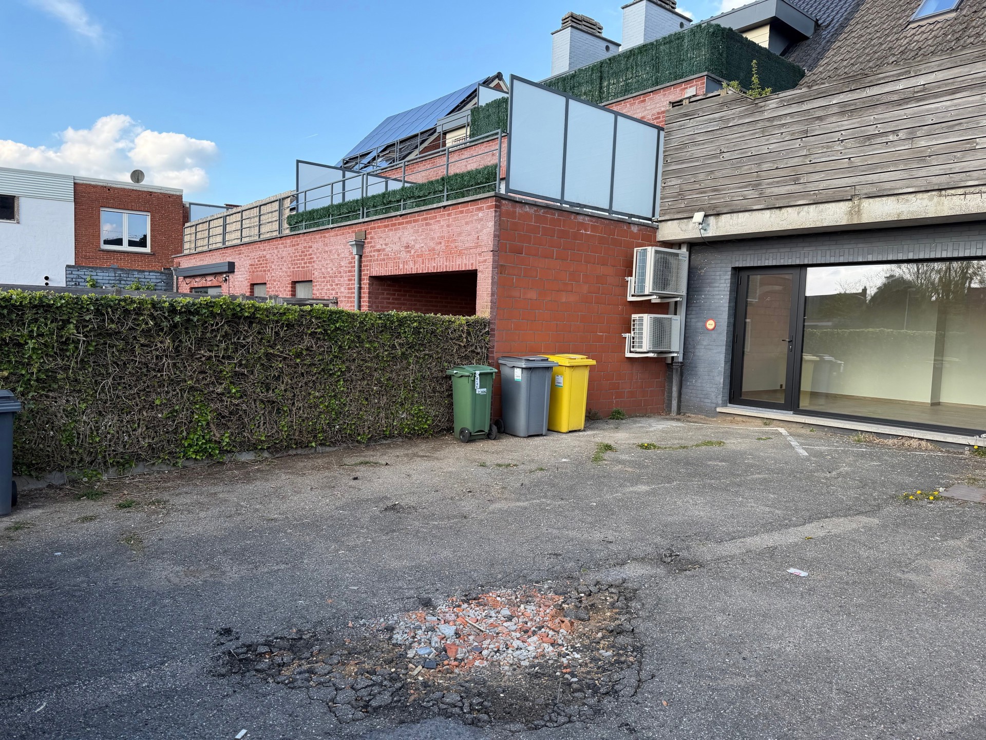 Instapklare handelsruimte van 85 m² met 4 private parkings!