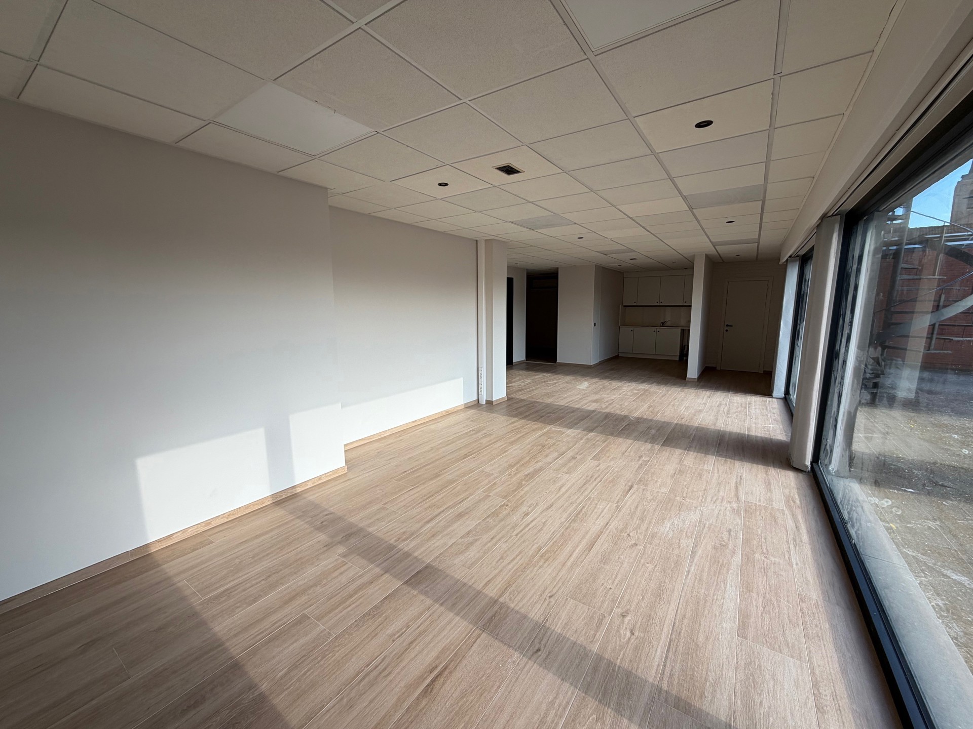 Instapklare handelsruimte van 85 m² met 4 private parkings!