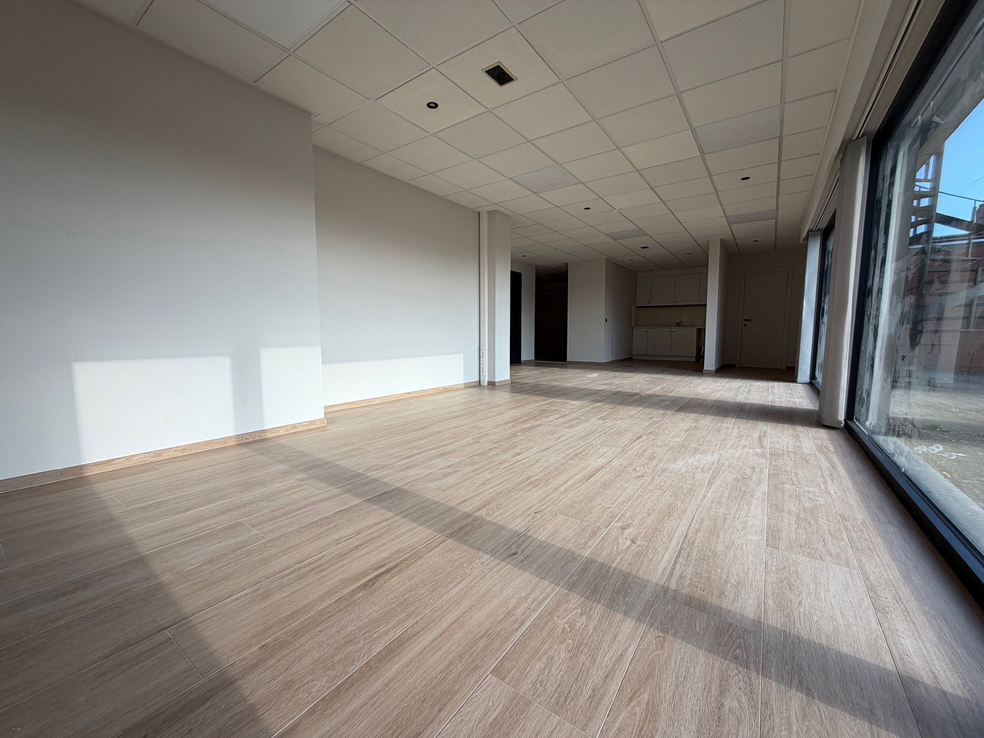 Instapklare handelsruimte van 85 m² met 4 private parkings!