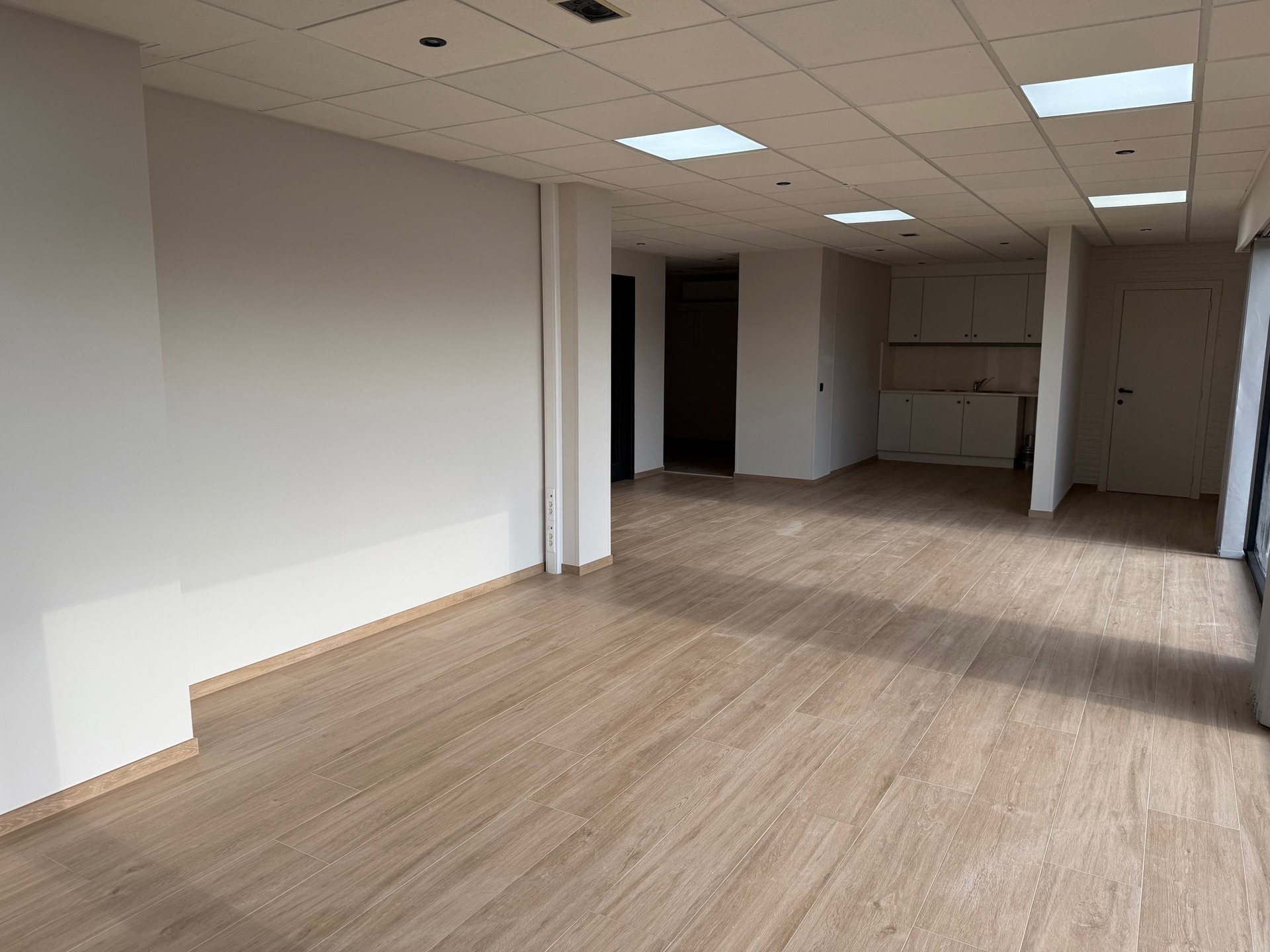 Instapklare handelsruimte van 85 m² met 4 private parkings!