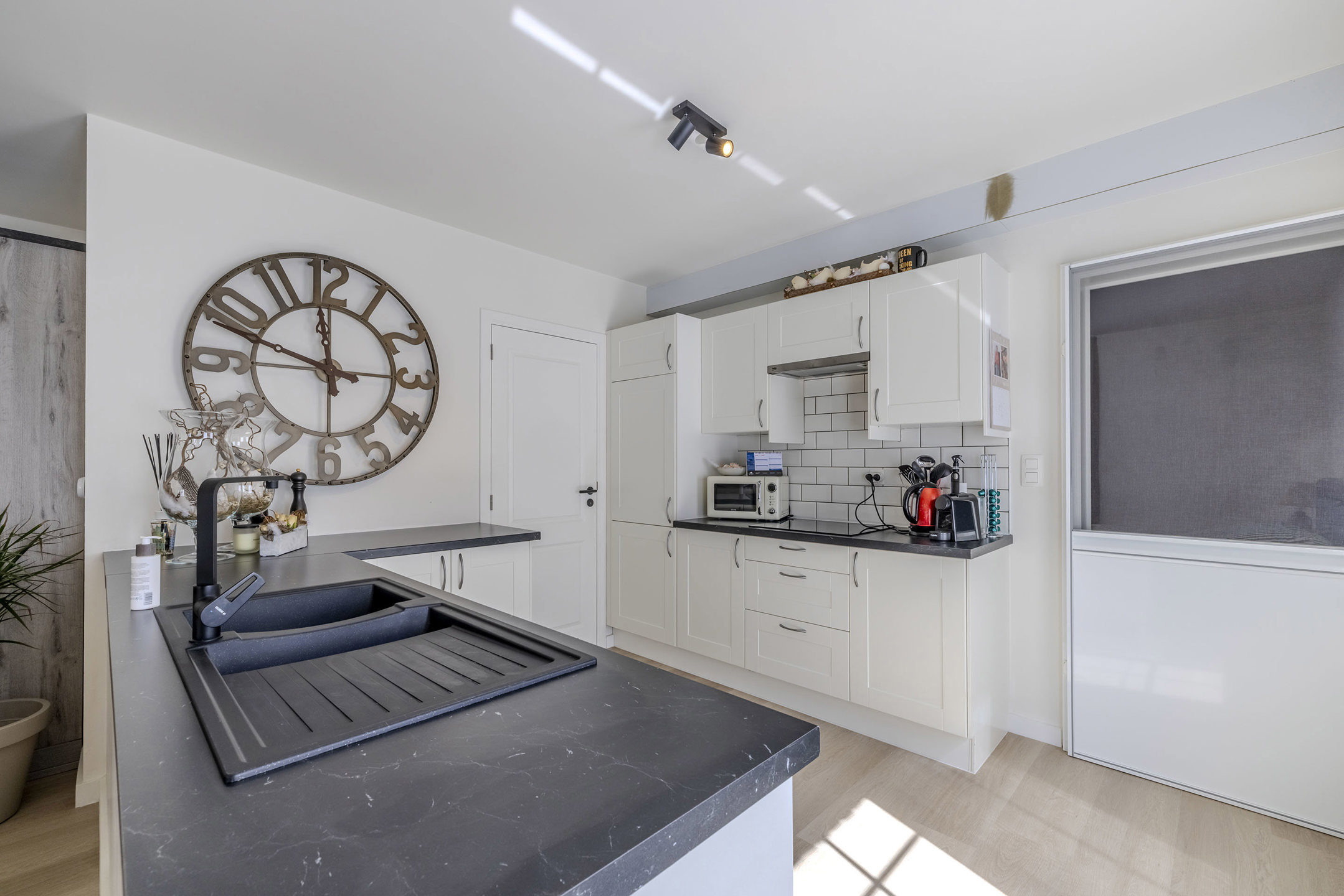 Instapklaar appartment met tuin & staanplaats