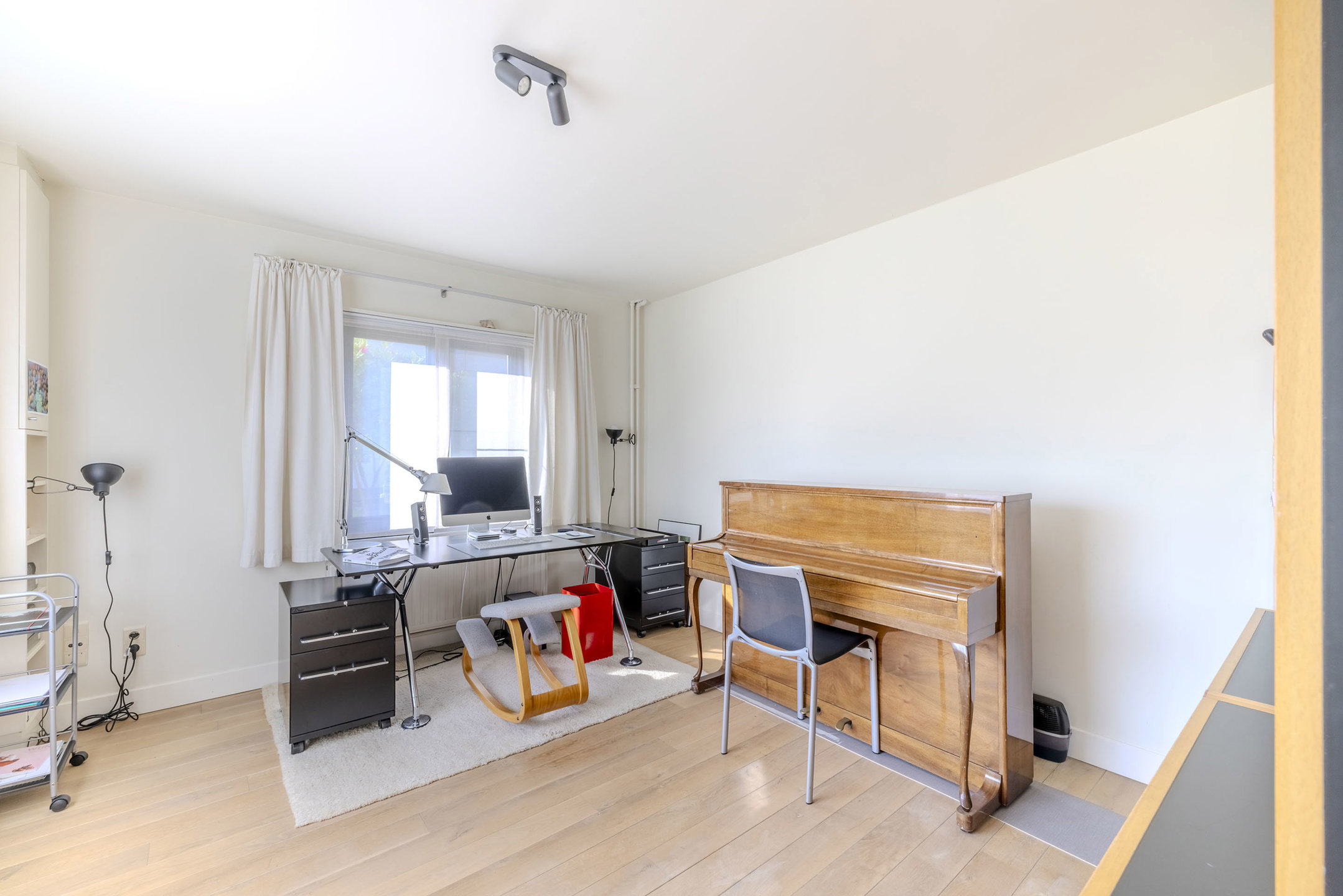 Lichtrijke woning op mooi perceel van 1051 m² met kantoor!
