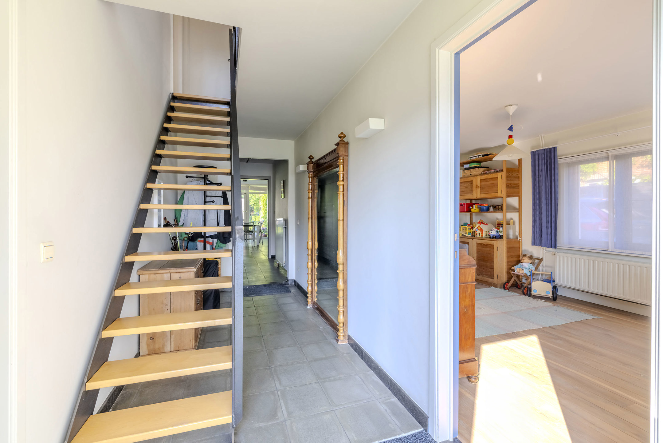 Lichtrijke woning op mooi perceel van 1051 m² met kantoor!
