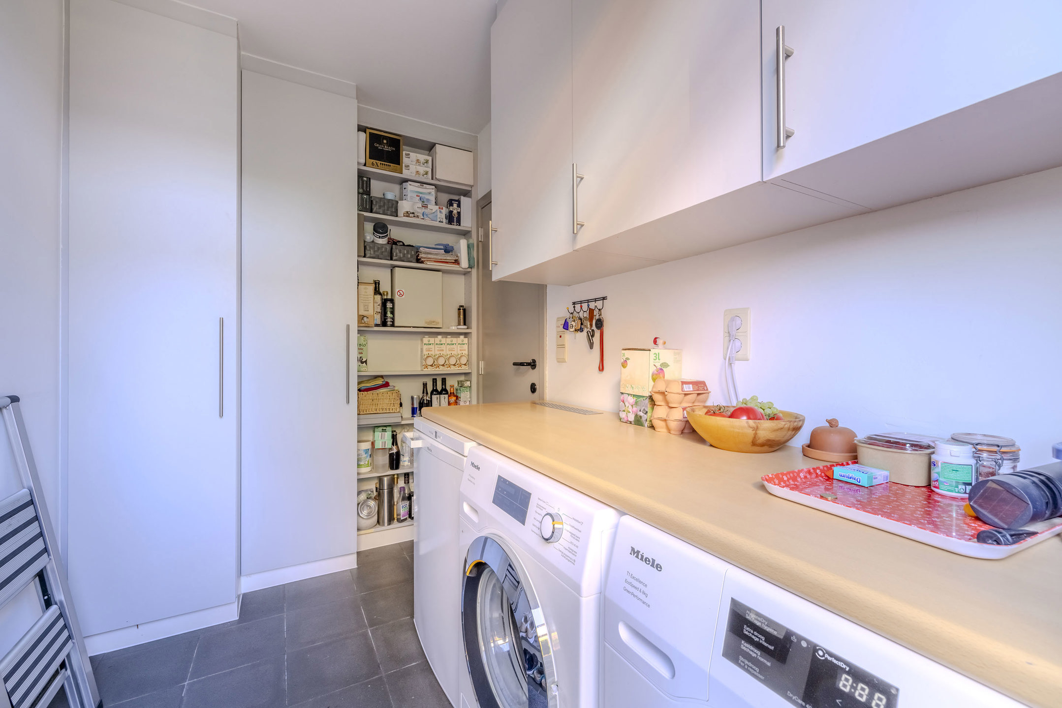 Lichtrijke woning op mooi perceel van 1051 m² met kantoor!