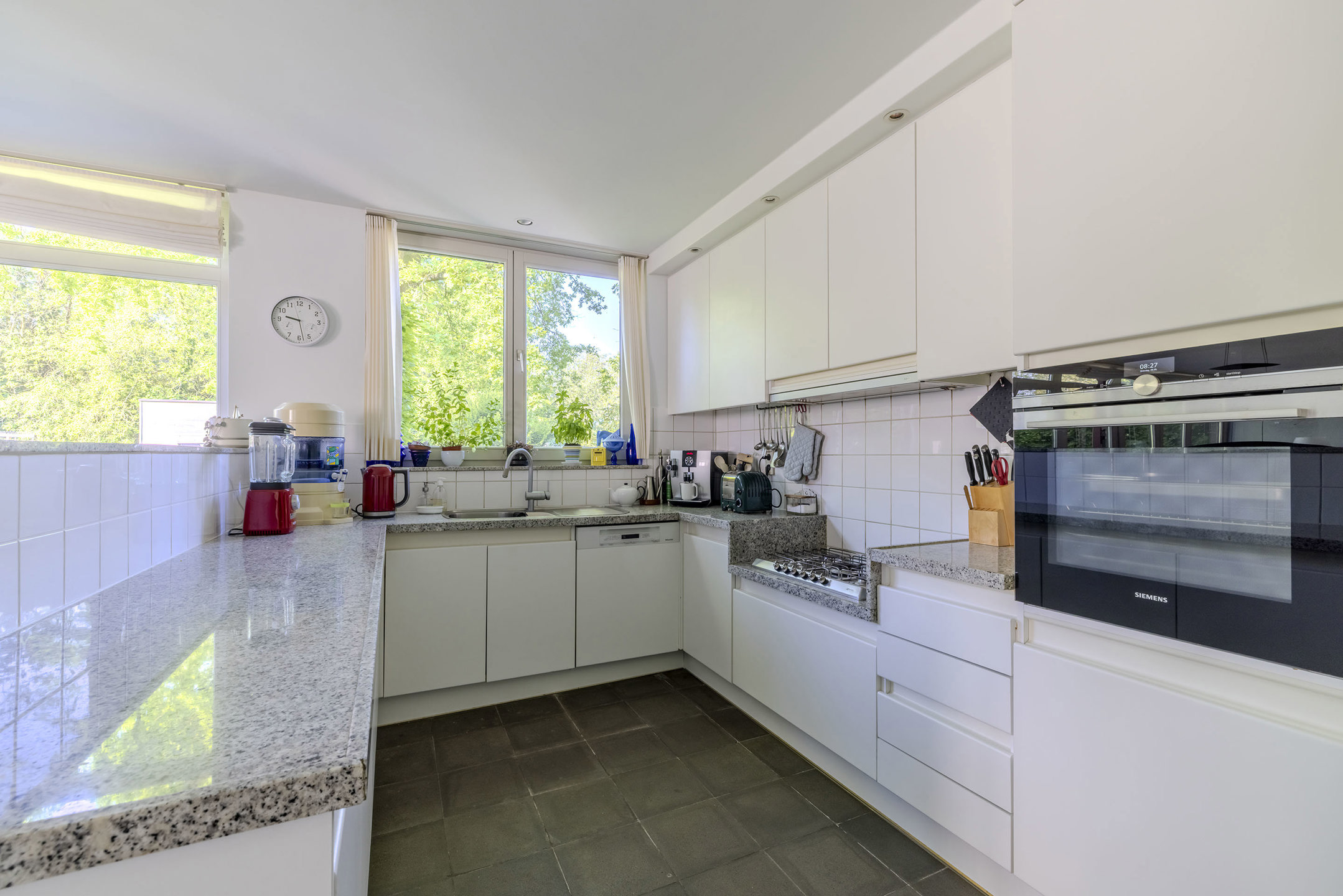Lichtrijke woning op mooi perceel van 1051 m² met kantoor!