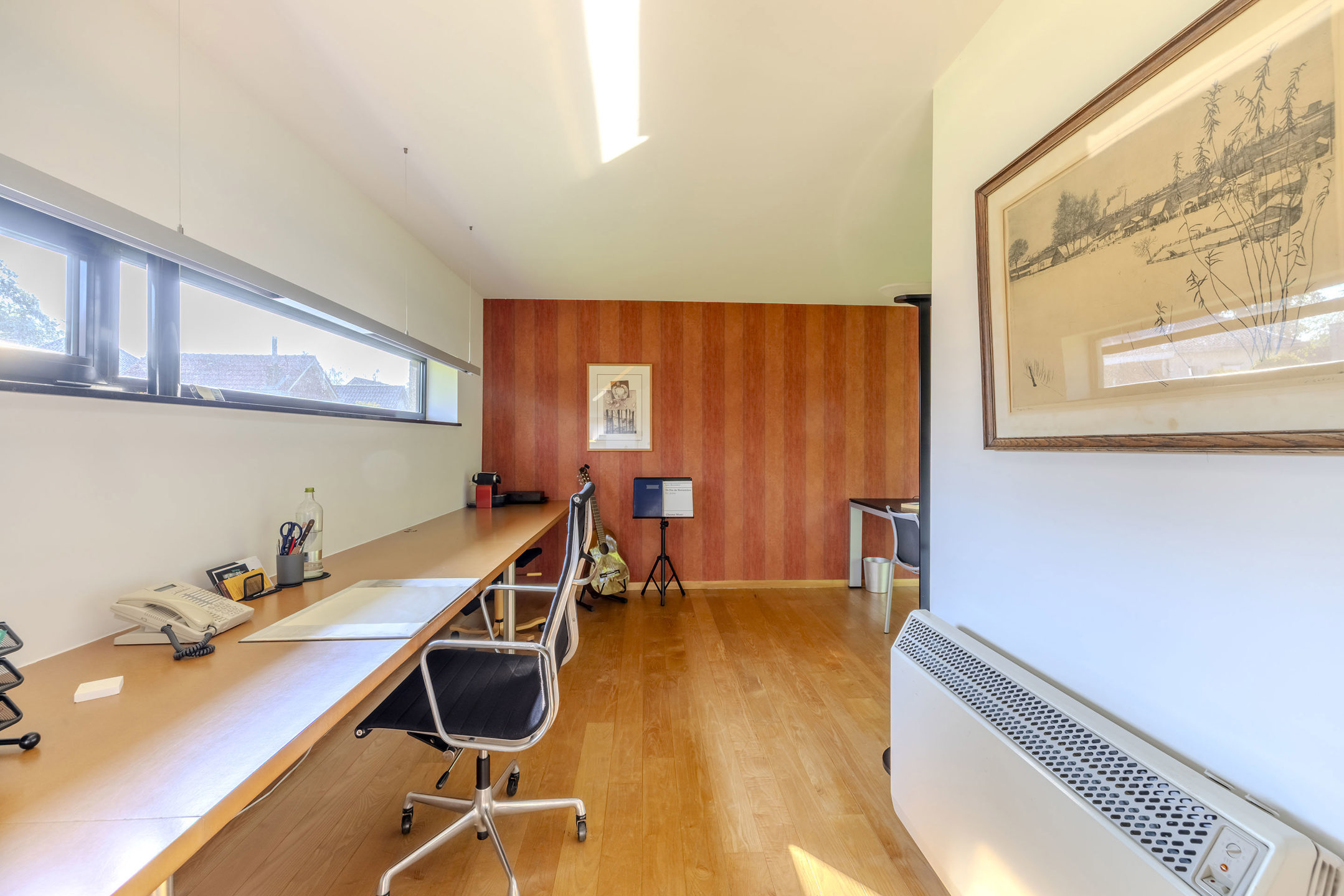 Lichtrijke woning op mooi perceel van 1051 m² met kantoor!