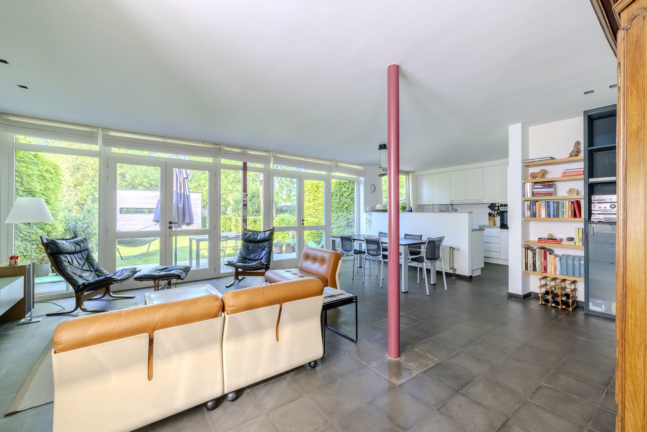 Lichtrijke woning op mooi perceel van 1051 m² met kantoor!
