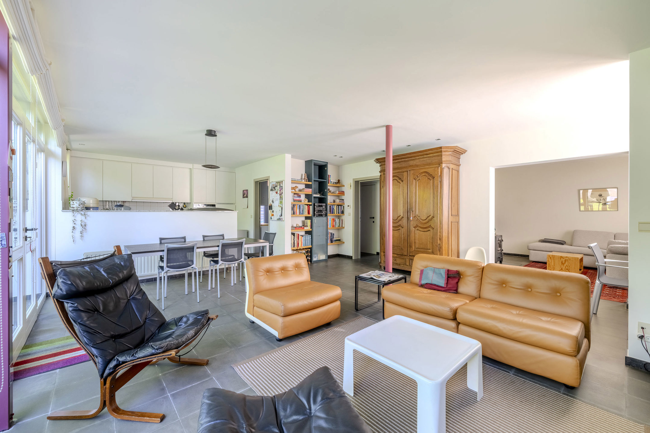 Lichtrijke woning op mooi perceel van 1051 m² met kantoor!