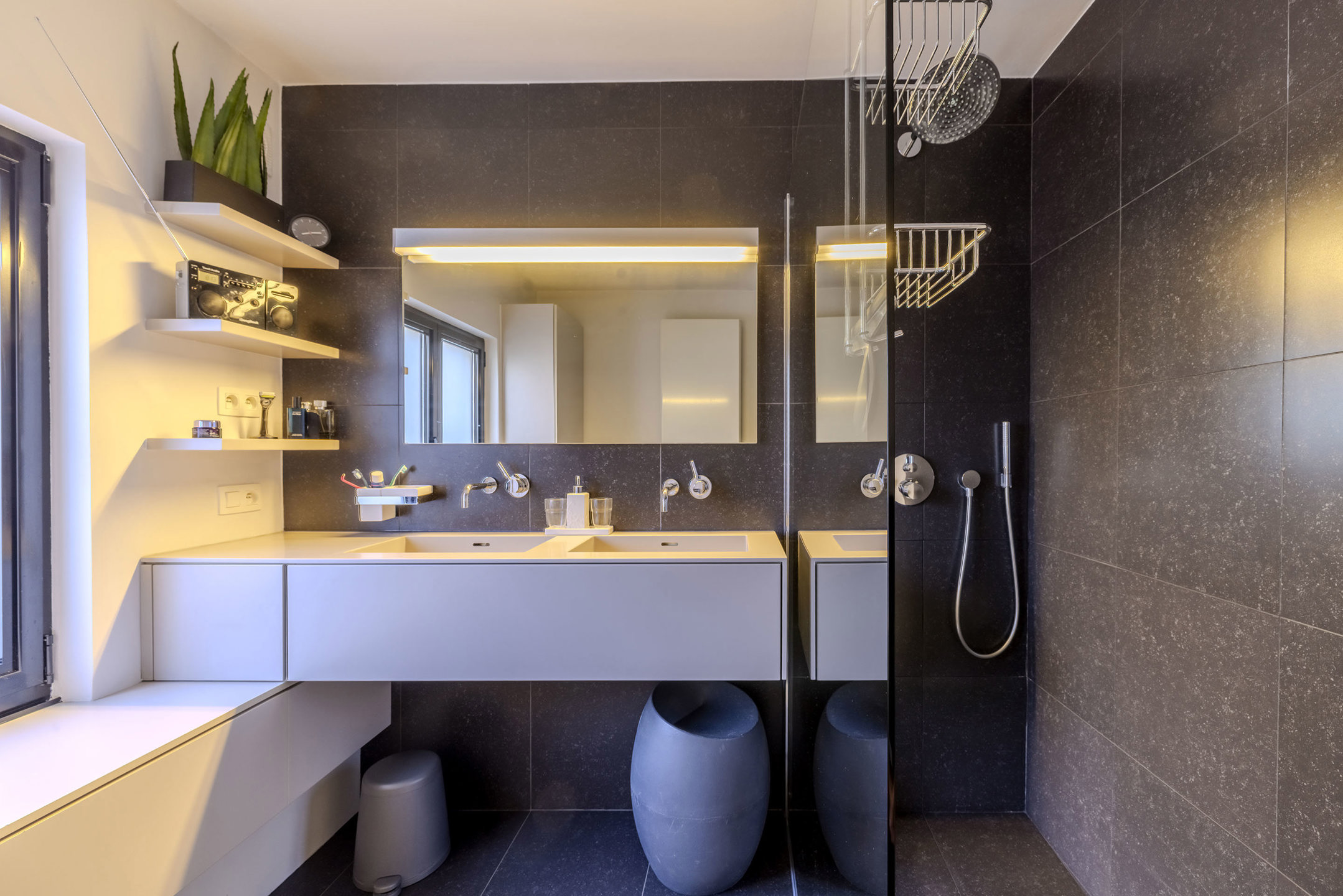 Lichtrijke woning op mooi perceel van 1051 m² met kantoor!