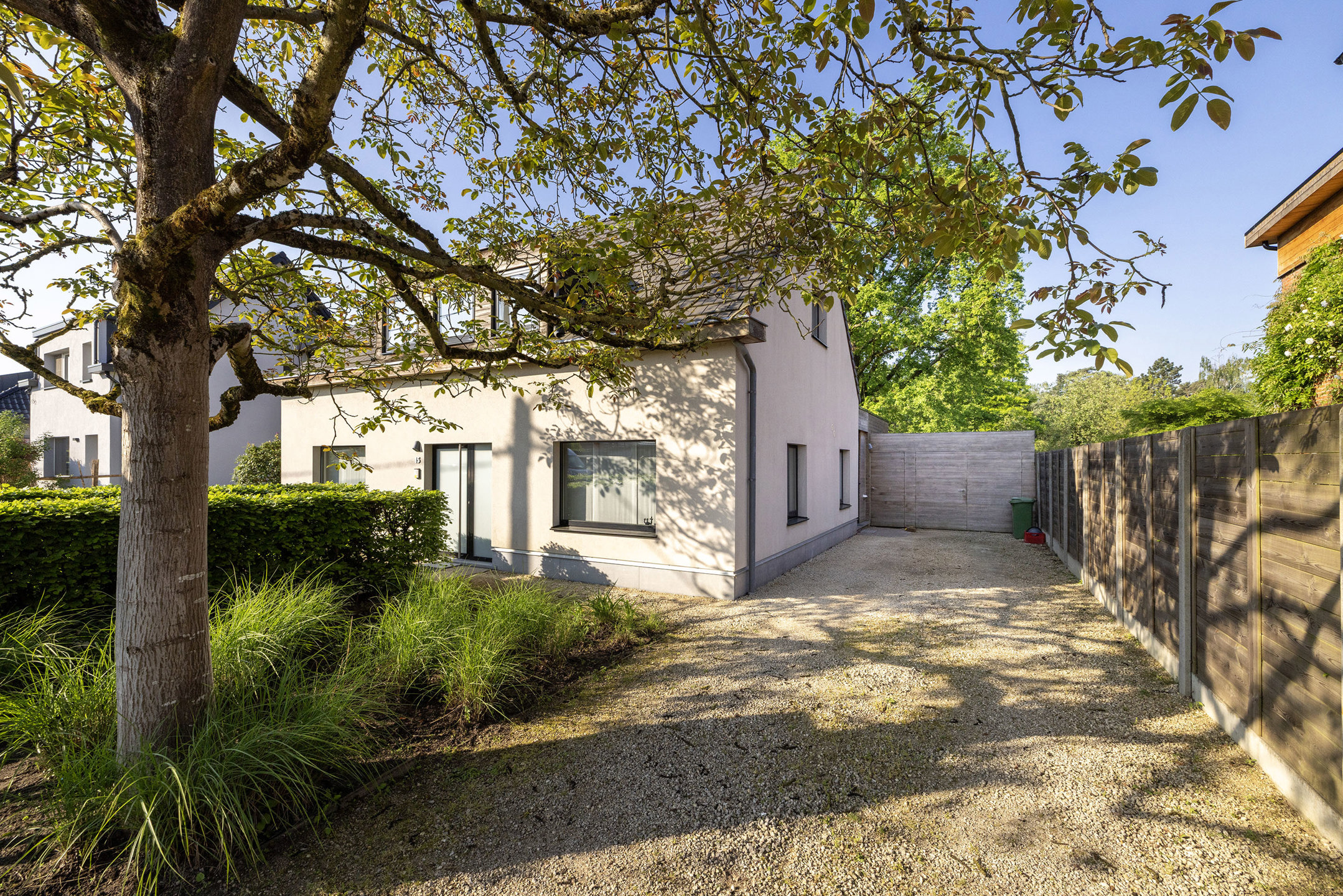 Lichtrijke woning op mooi perceel van 1051 m² met kantoor!