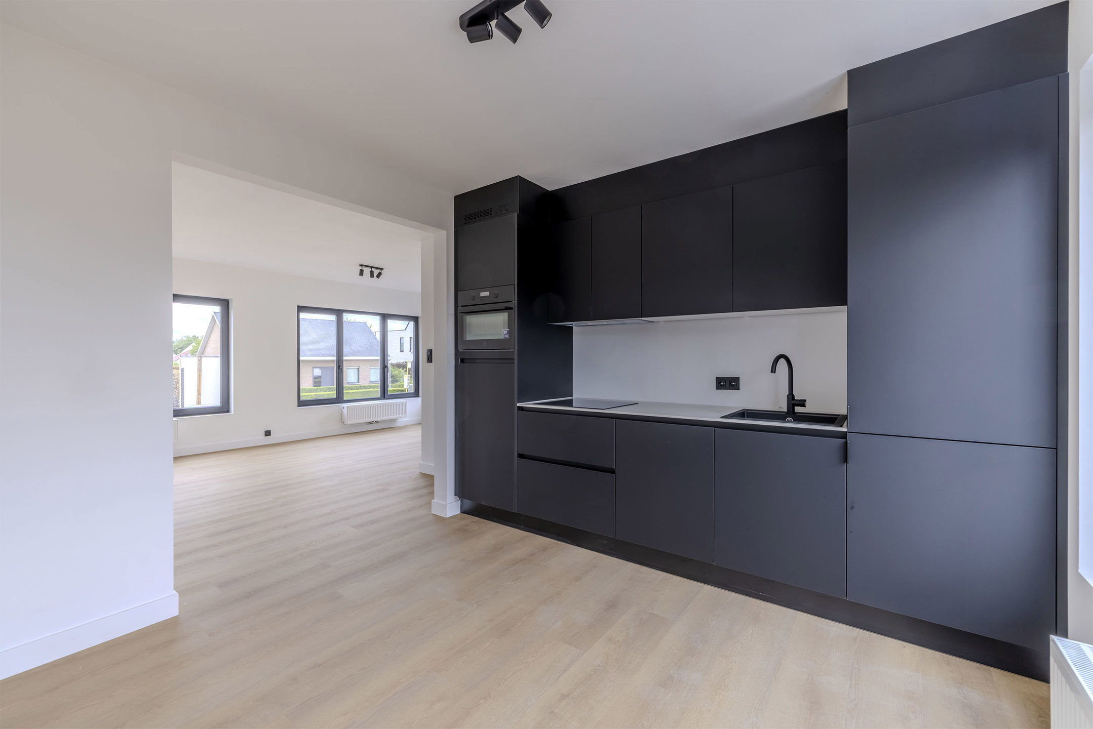 Instapklare woning met 3 slaapkamers en 2 garages op 600m2