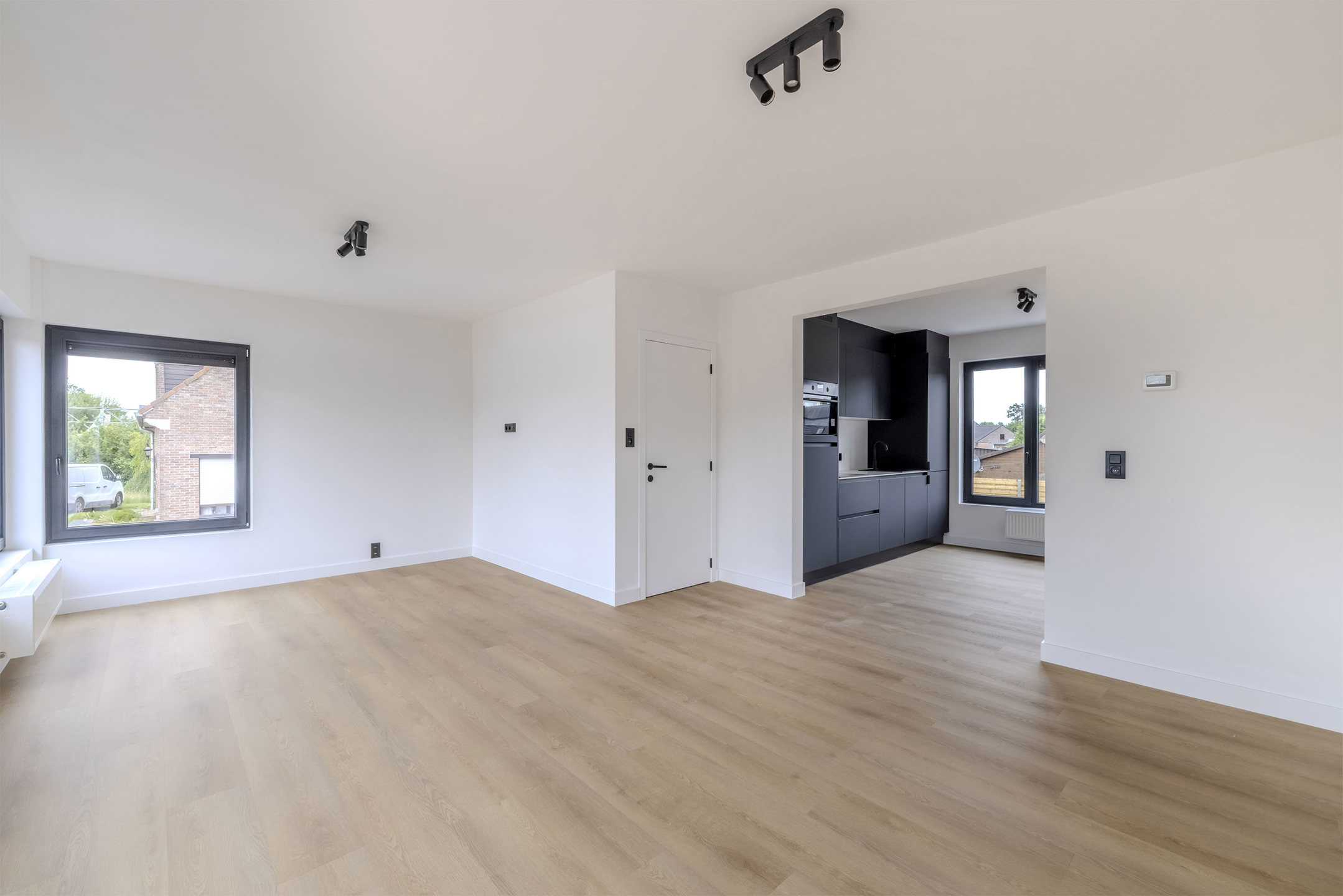 Instapklare woning met 3 slaapkamers en 2 garages op 600m2