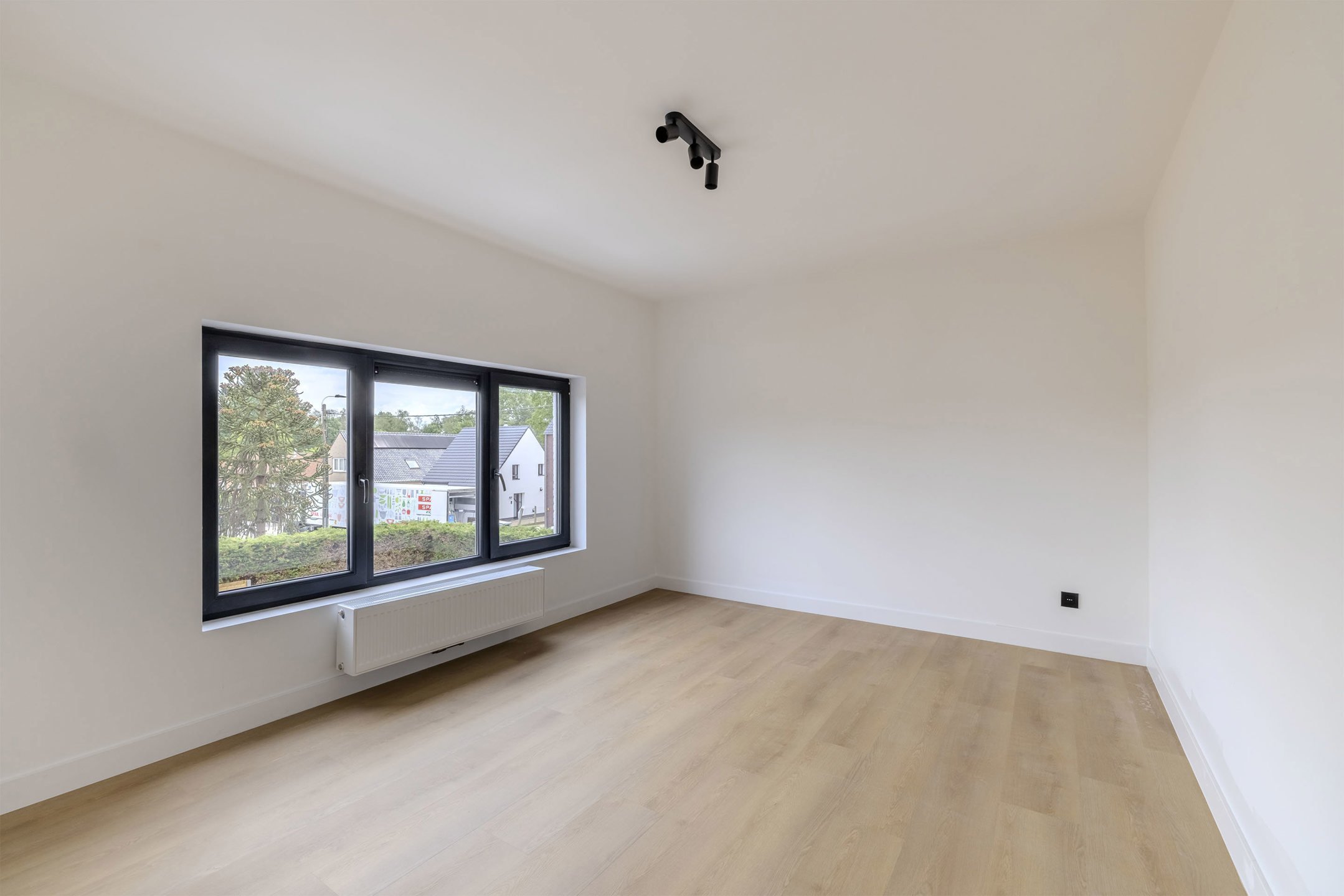 Instapklare woning met 3 slaapkamers en 2 garages op 600m2
