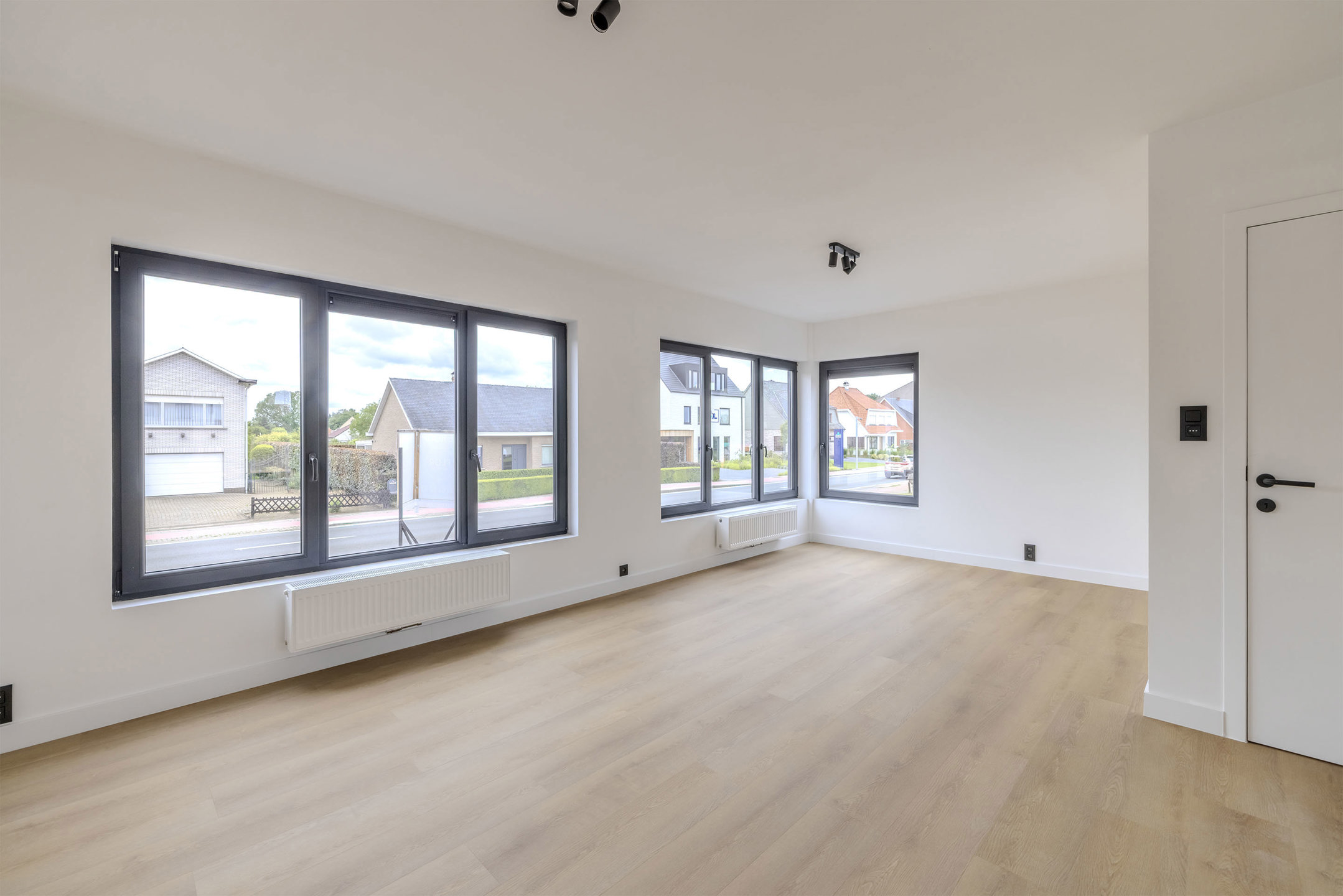Instapklare woning met 3 slaapkamers en 2 garages op 600m2