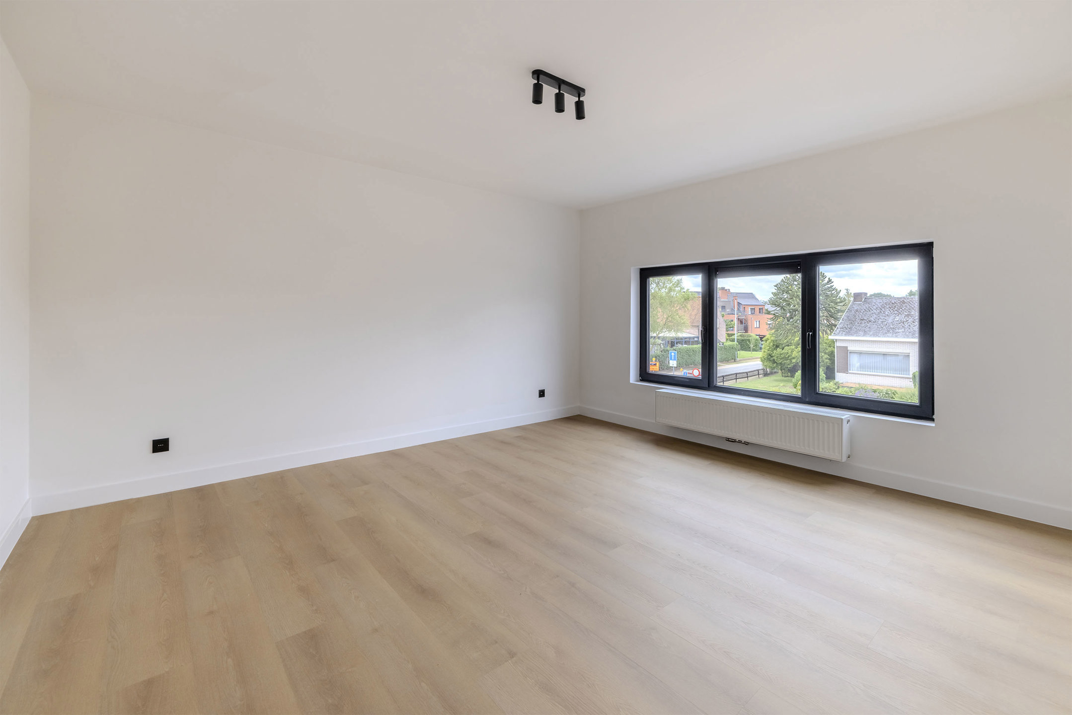 Instapklare woning met 3 slaapkamers en 2 garages op 600m2