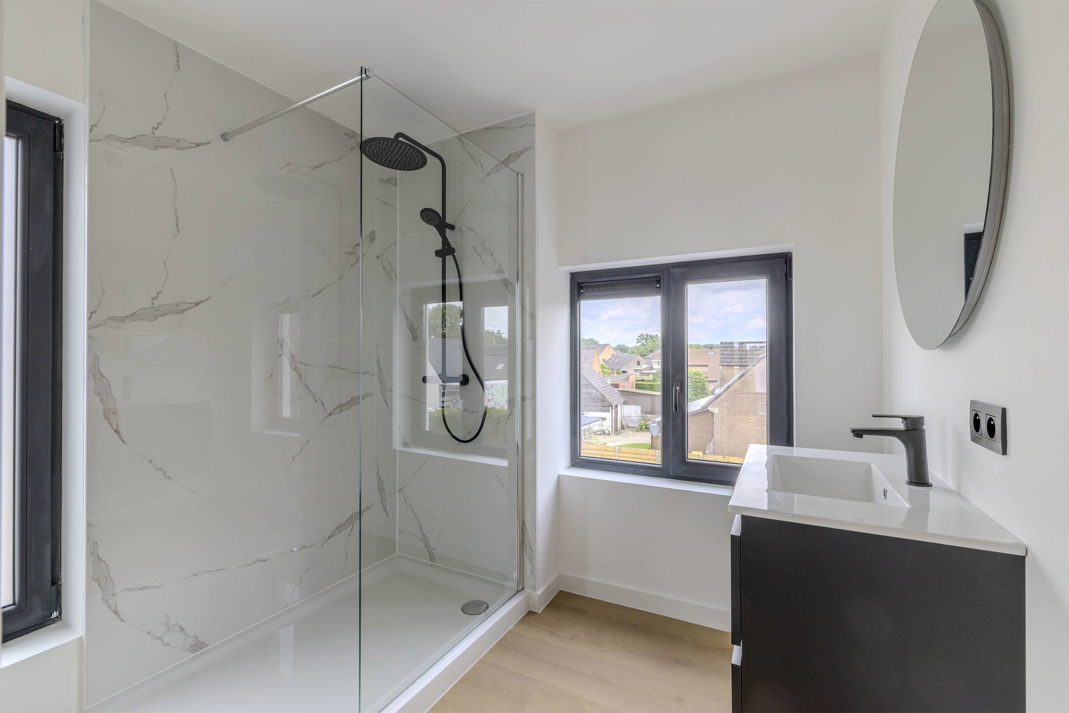 Instapklare woning met 3 slaapkamers en 2 garages op 600m2