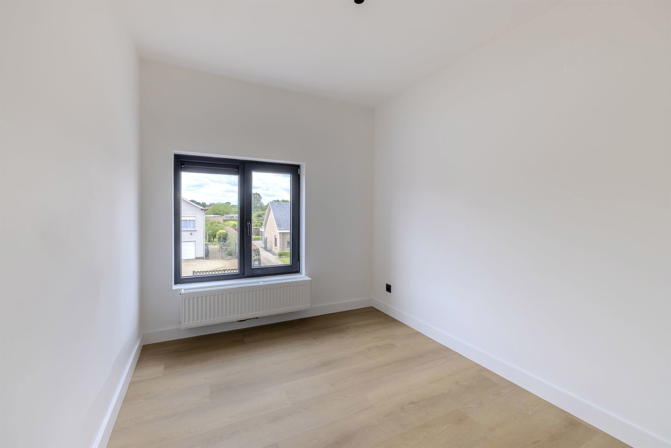 Instapklare woning met 3 slaapkamers en 2 garages op 600m2