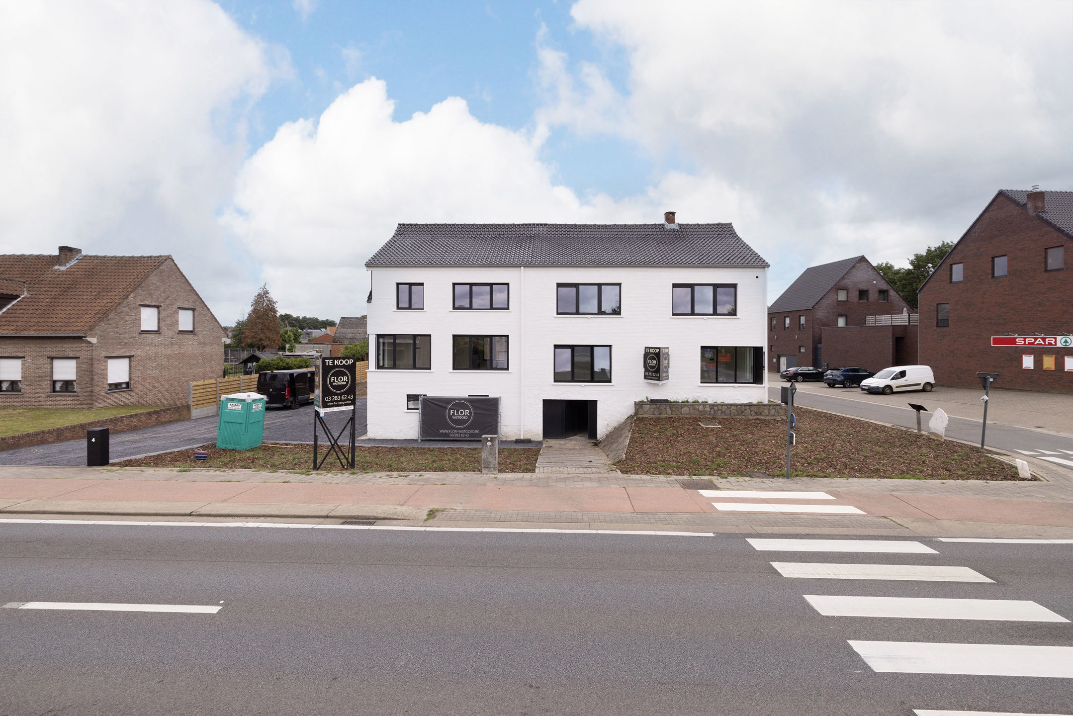 Instapklare woning met 3 slaapkamers en 2 garages op 600m2