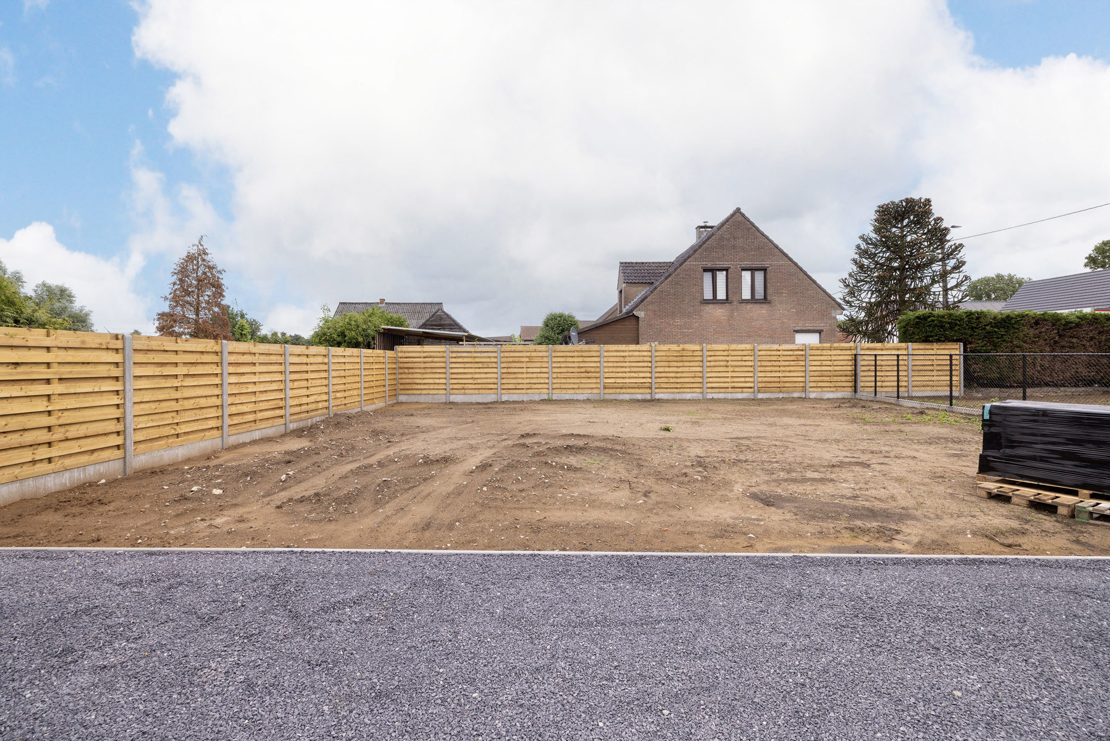 Instapklare woning met 3 slaapkamers en 2 garages op 600m2
