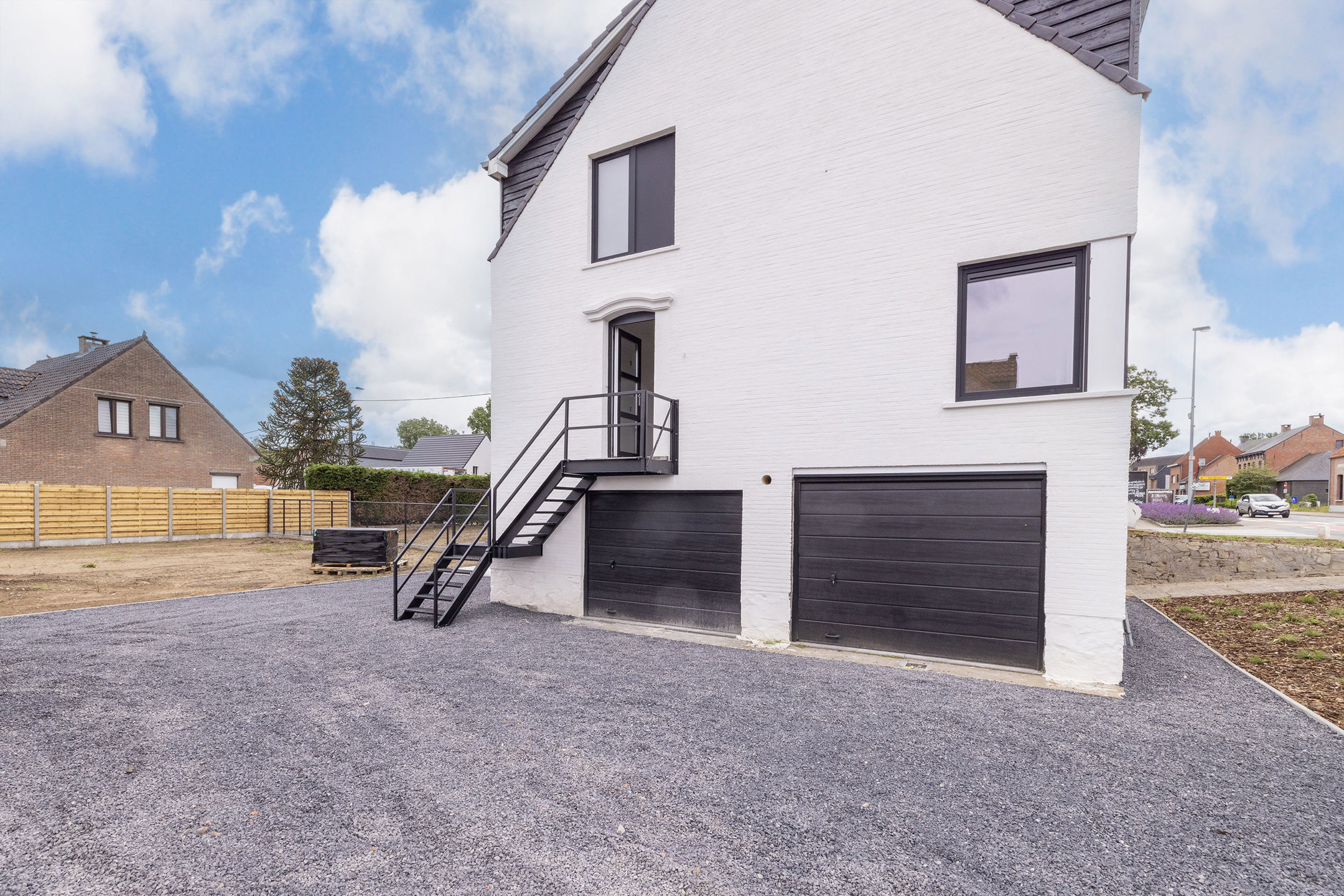 Instapklare woning met 3 slaapkamers en 2 garages op 600m2