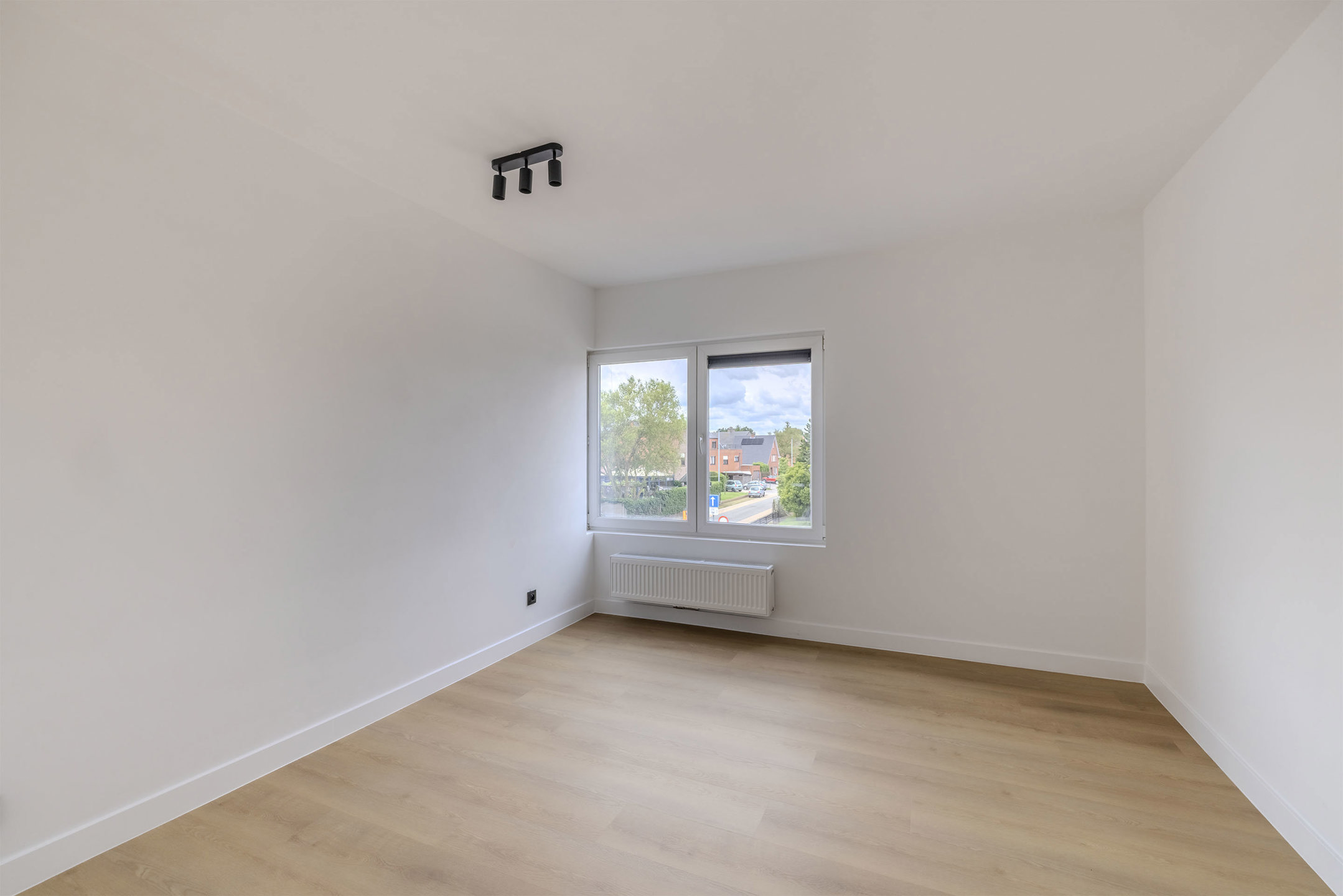 Gerenoveerd appartement met twee slaapkamers en staanplaats