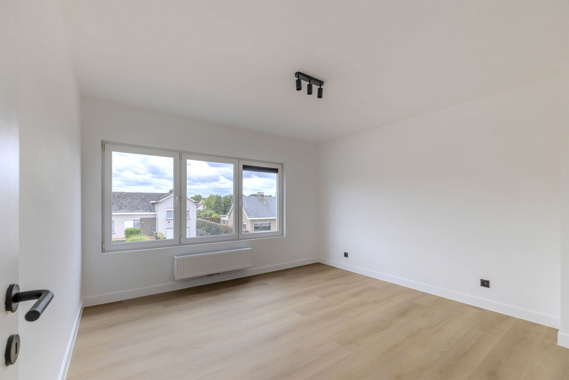 Gerenoveerd appartement met twee slaapkamers en staanplaats