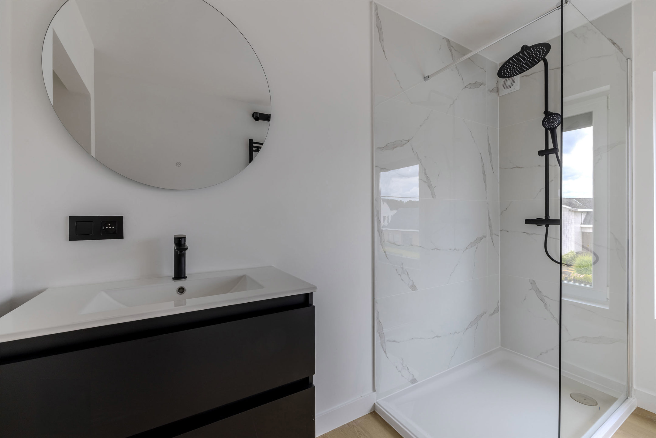 Gerenoveerd appartement met twee slaapkamers en staanplaats