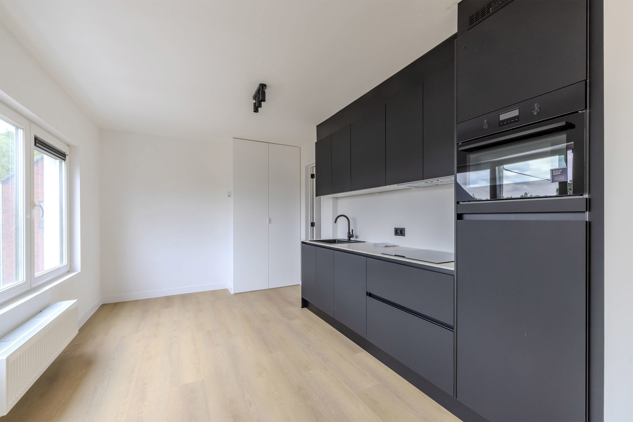 Gerenoveerd appartement met twee slaapkamers en staanplaats