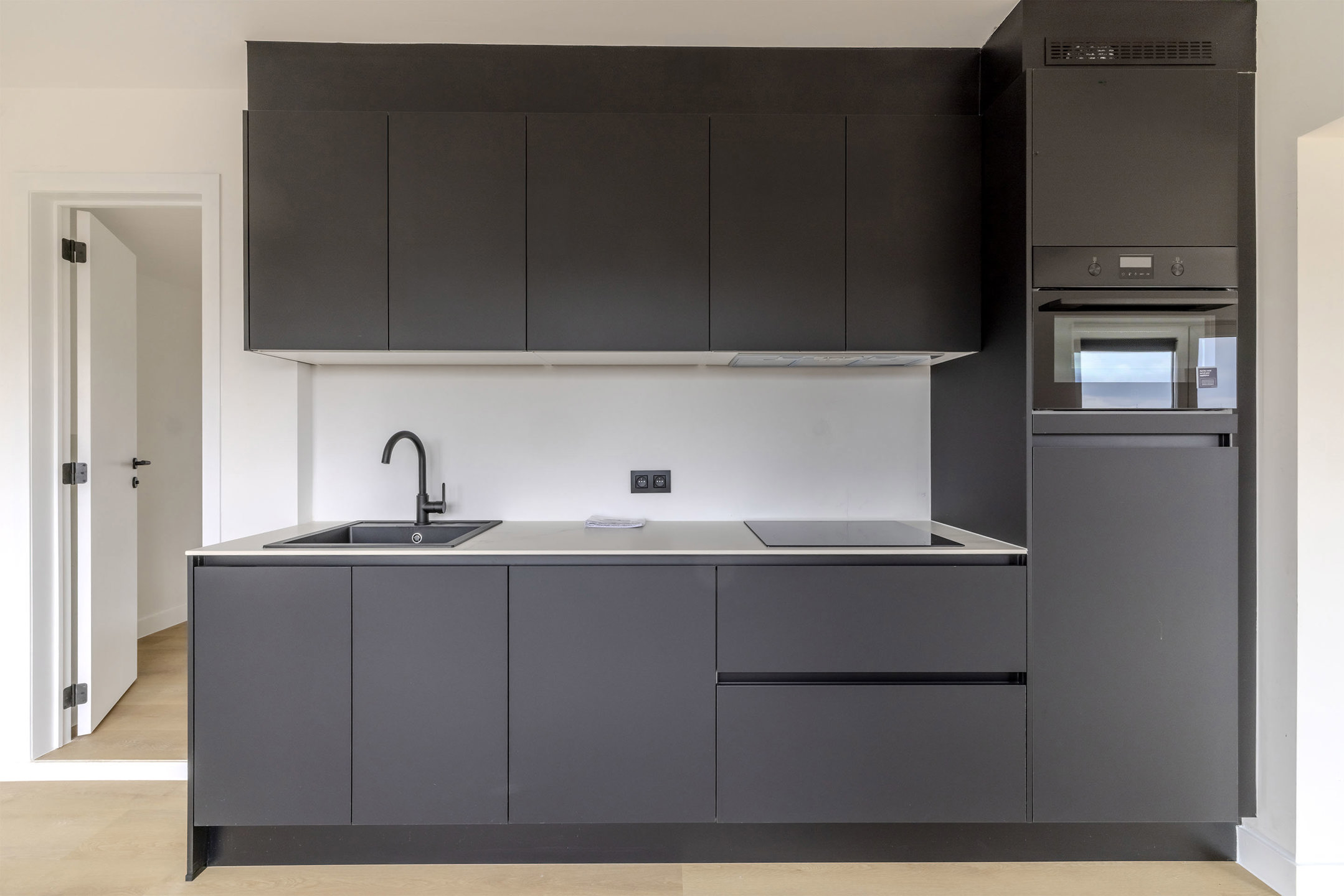 Gerenoveerd appartement met twee slaapkamers en staanplaats