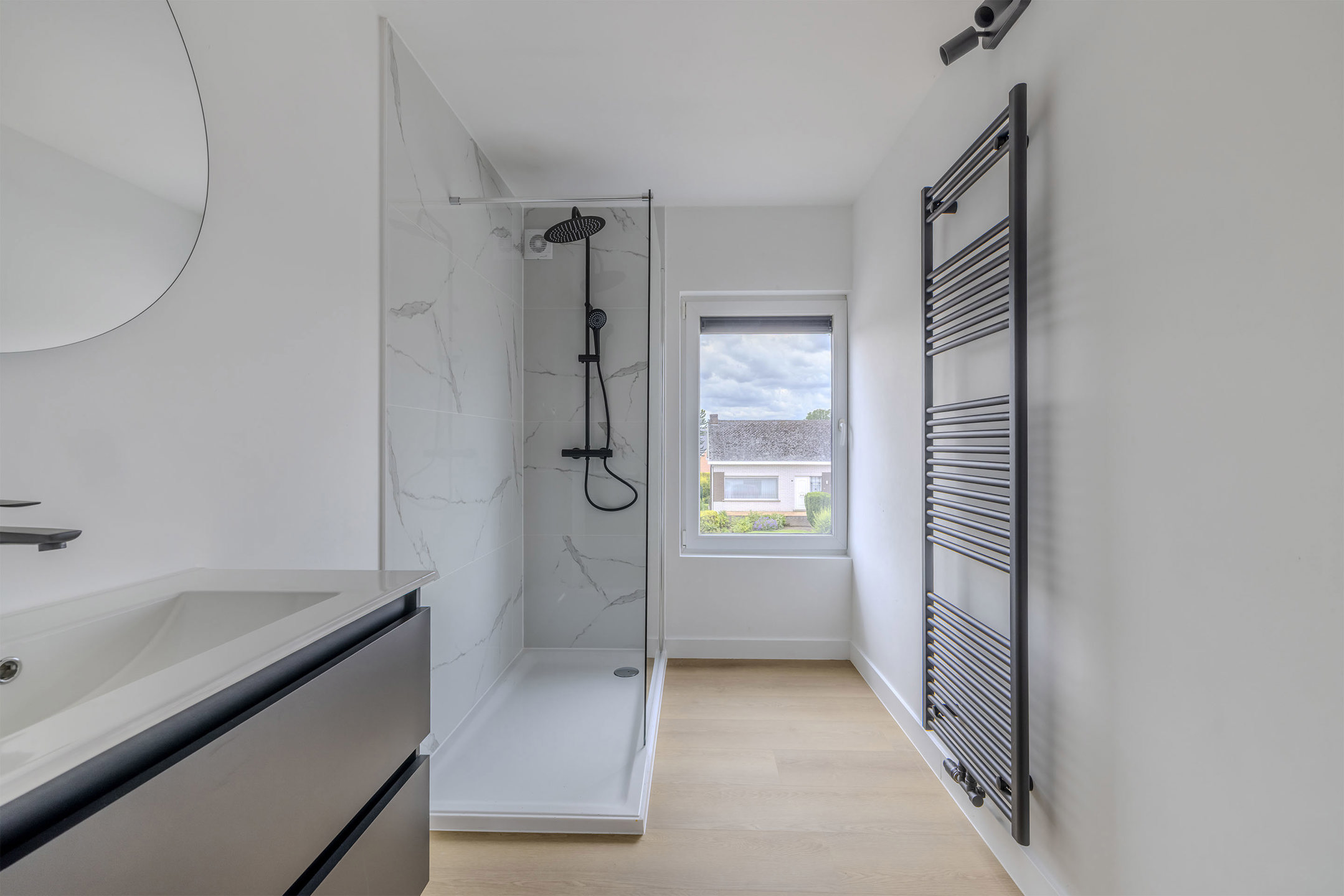 Gerenoveerd appartement met twee slaapkamers en staanplaats