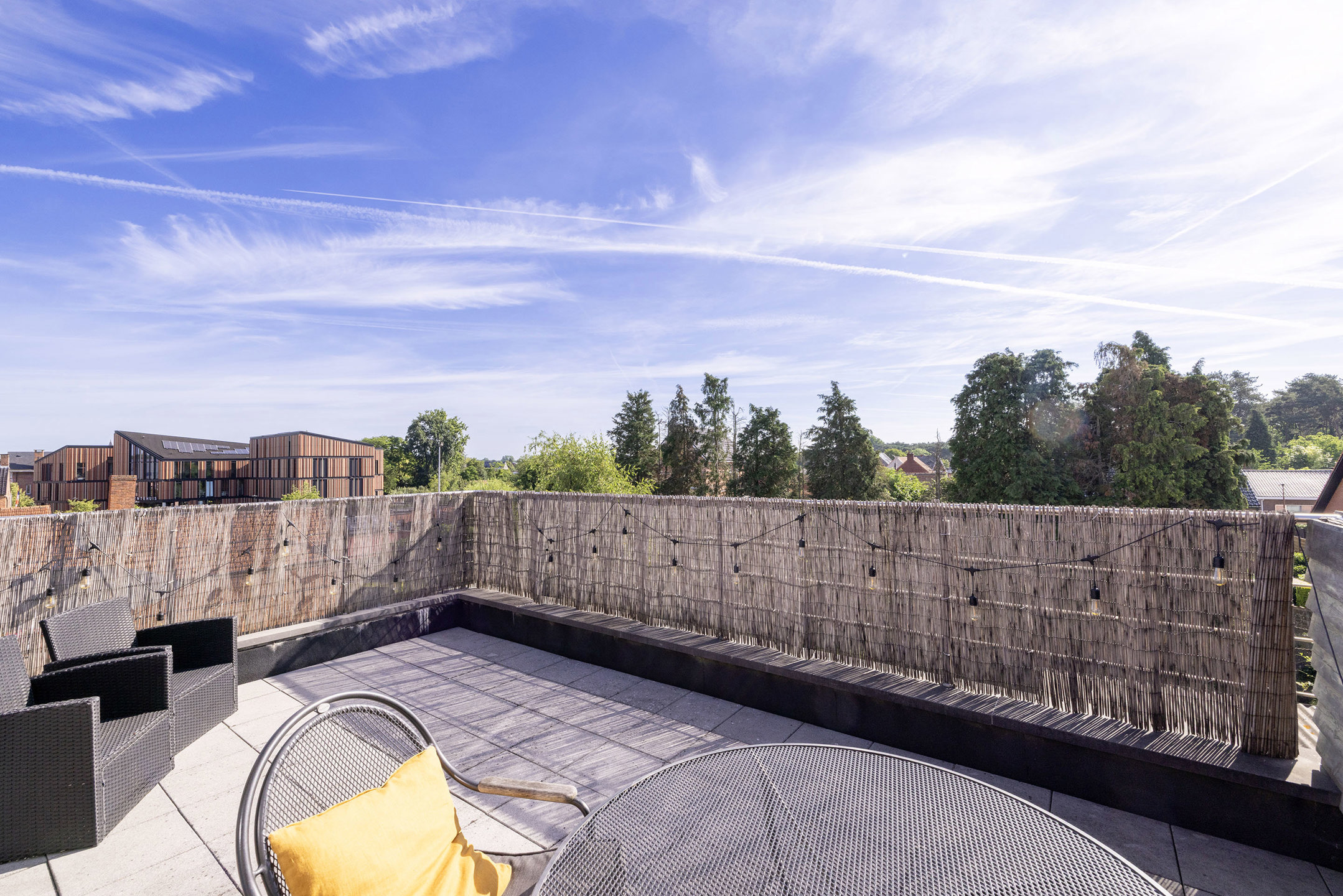 Dakappartement met prachtig terras en staanplaats