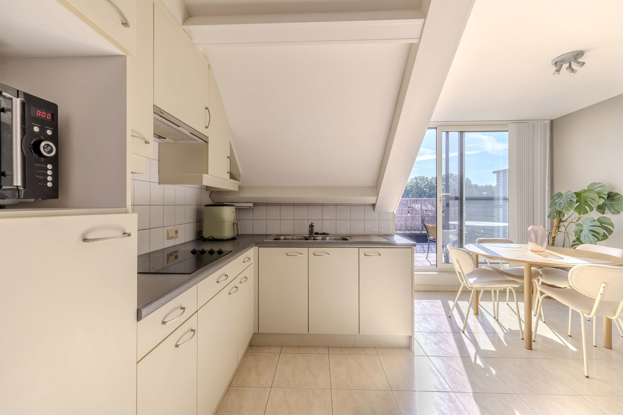 Dakappartement met prachtig terras en staanplaats