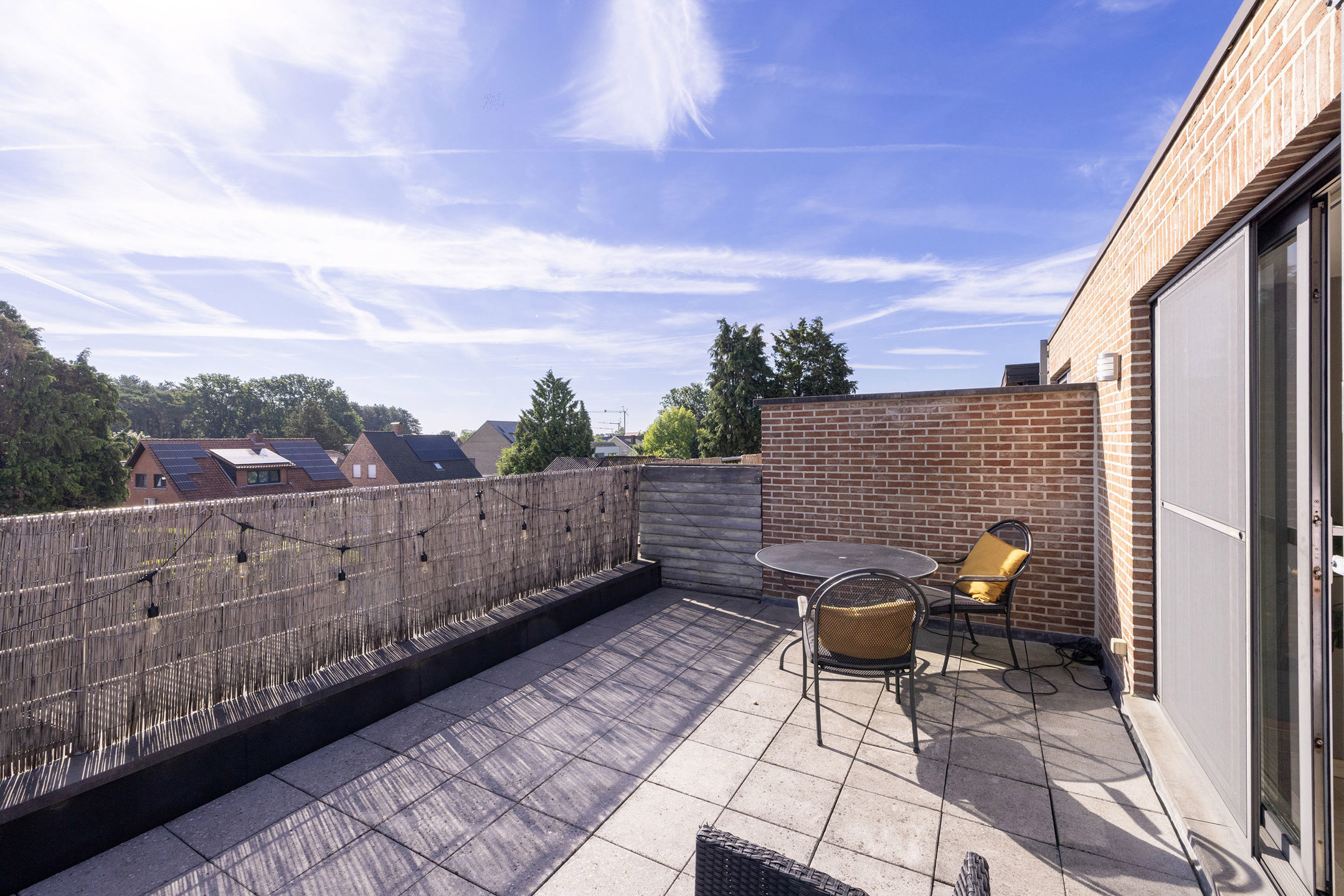 Dakappartement met prachtig terras en staanplaats