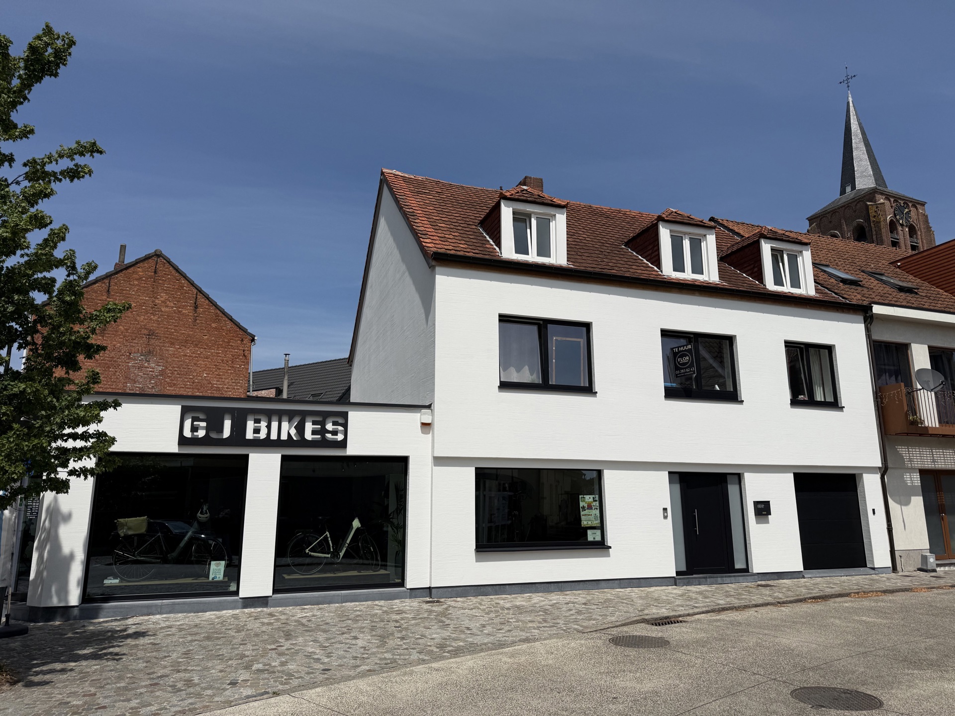 Trendy gerenoveerd appartement met 2 slaapkamers en garage