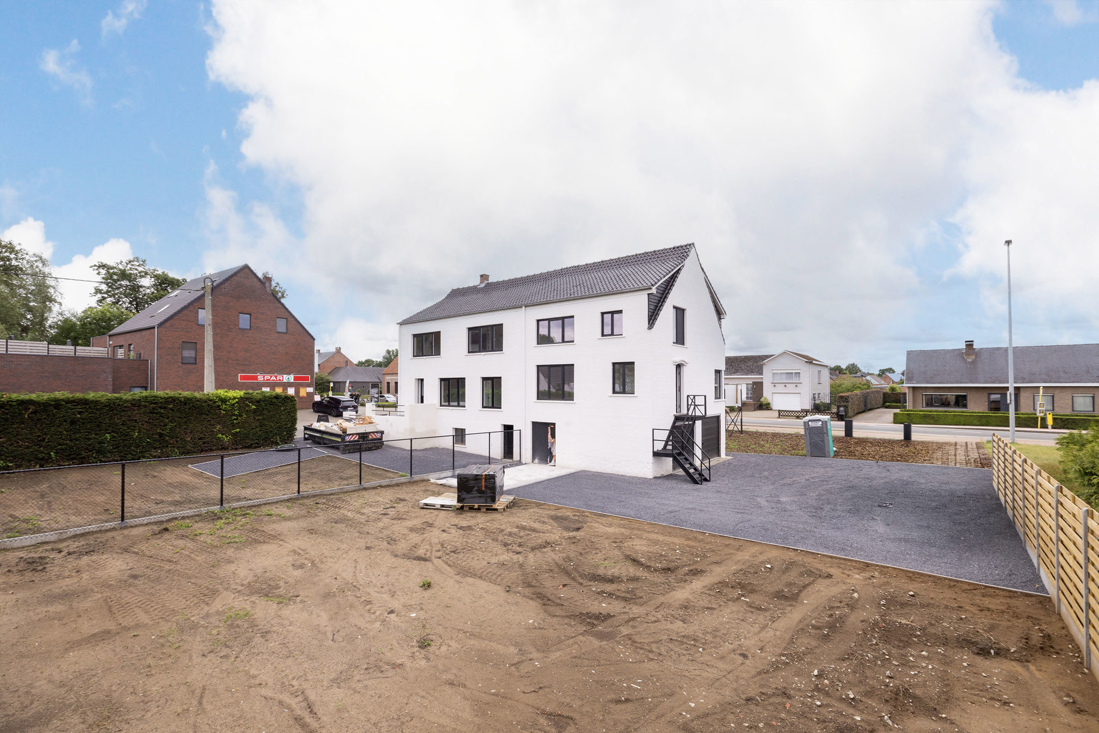 Instapklare woning met 3 slaapkamers en 2 garages op 600m2