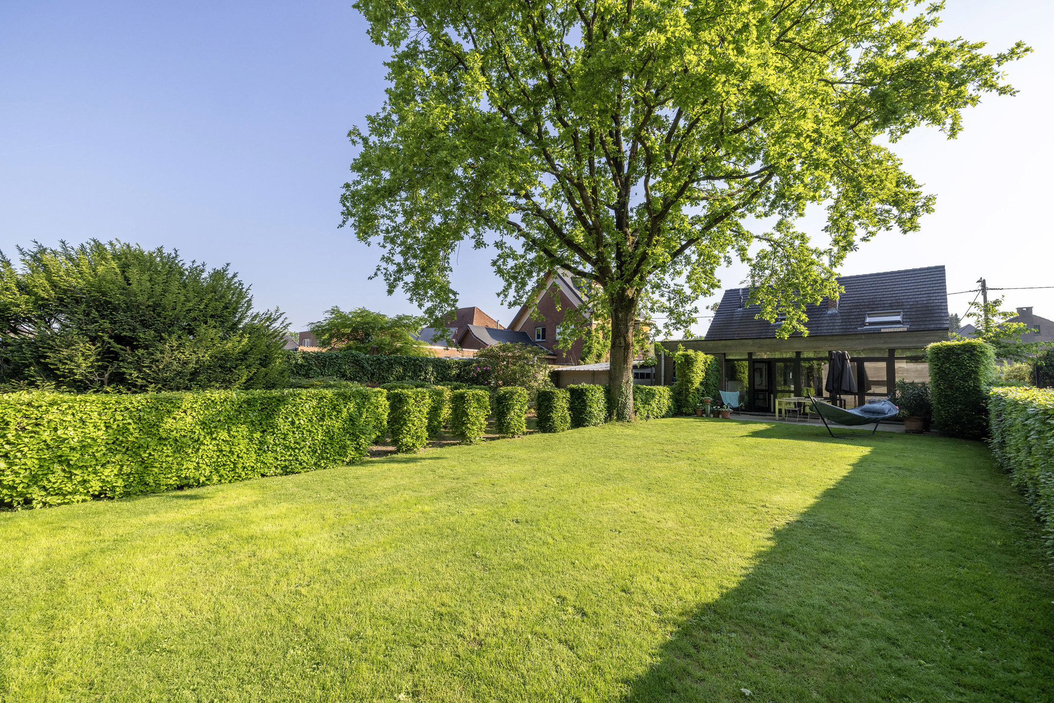 Lichtrijke woning op mooi perceel van 1051 m² met kantoor!