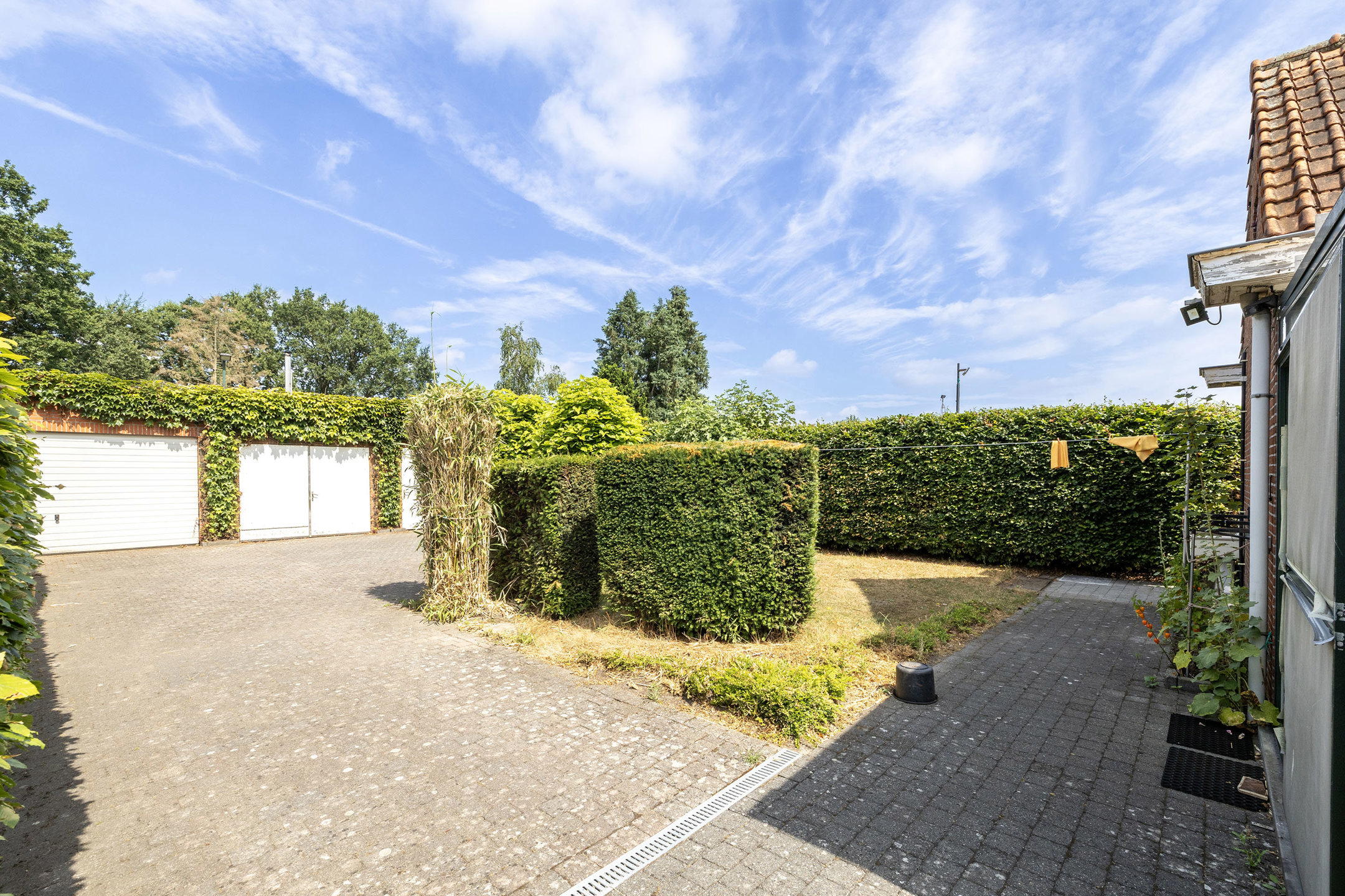 Ruime woning met loods (180m²) op toplocatie.