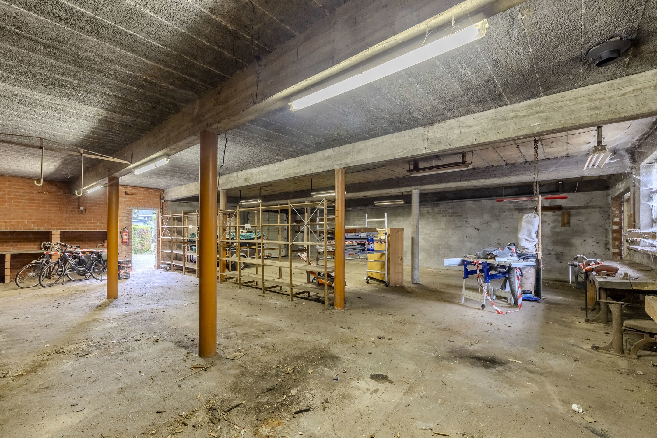 Ruime woning met loods (180m²) op toplocatie.