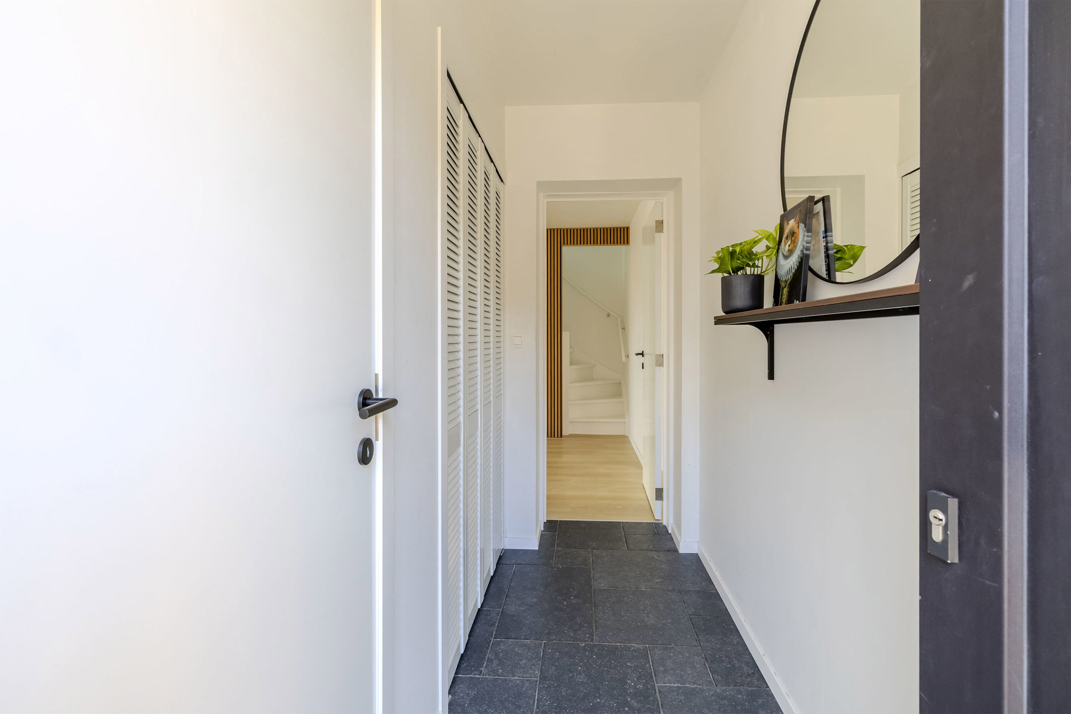 Hoogwaardig gerenoveerde woning met vergund magazijn van 60 m²