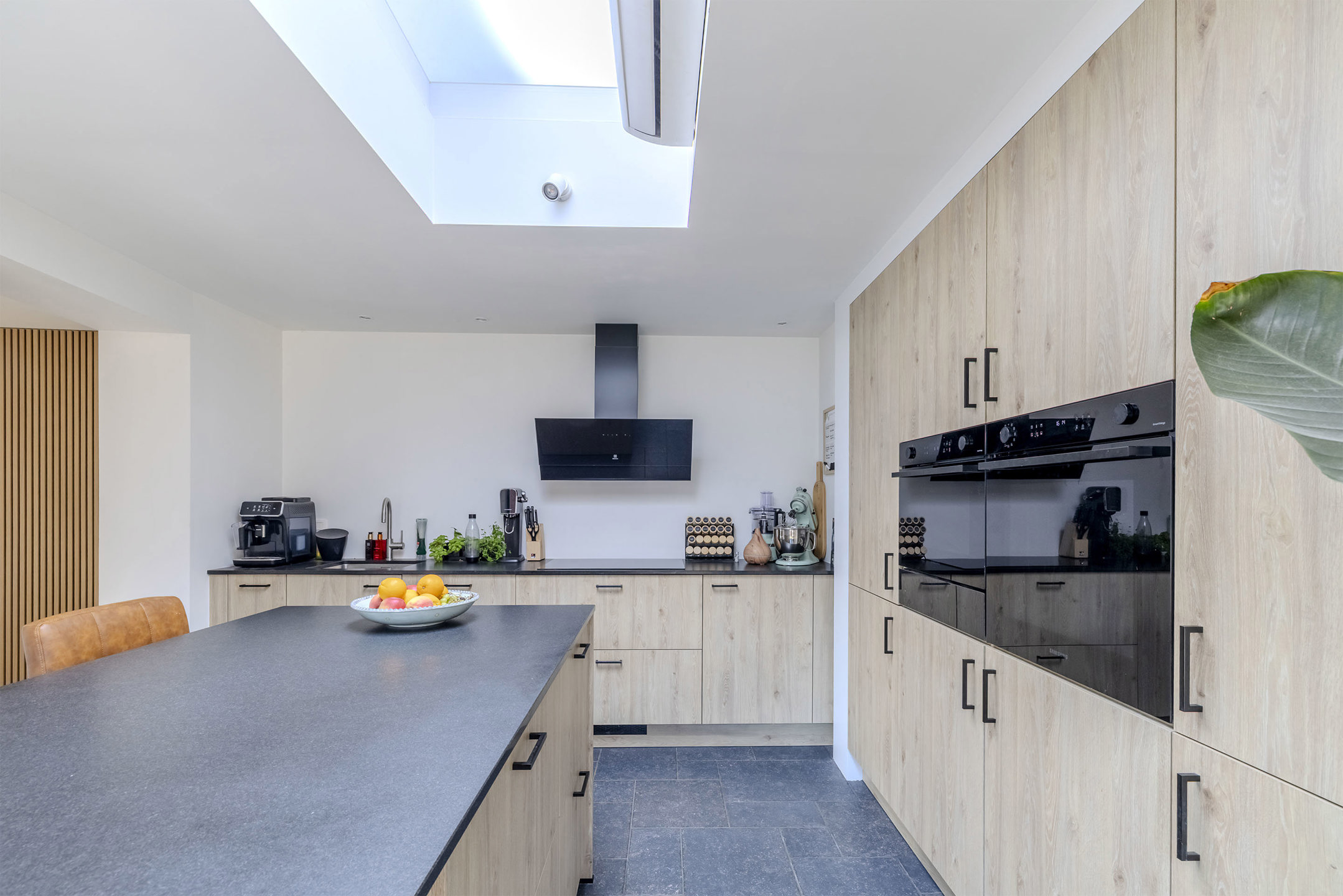Hoogwaardig gerenoveerde woning met vergund magazijn van 60 m²