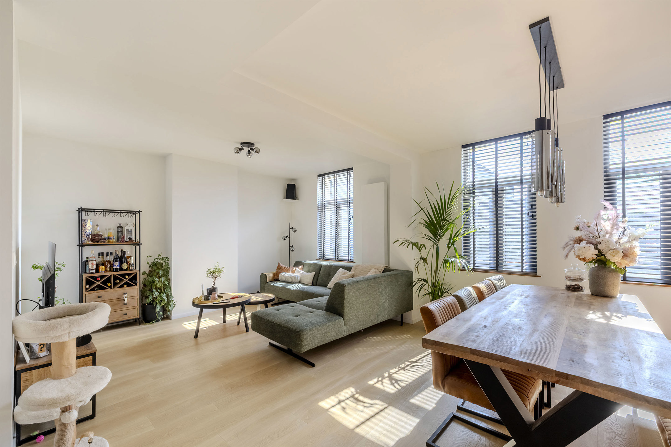 Hoogwaardig gerenoveerde woning met vergund magazijn van 60 m²