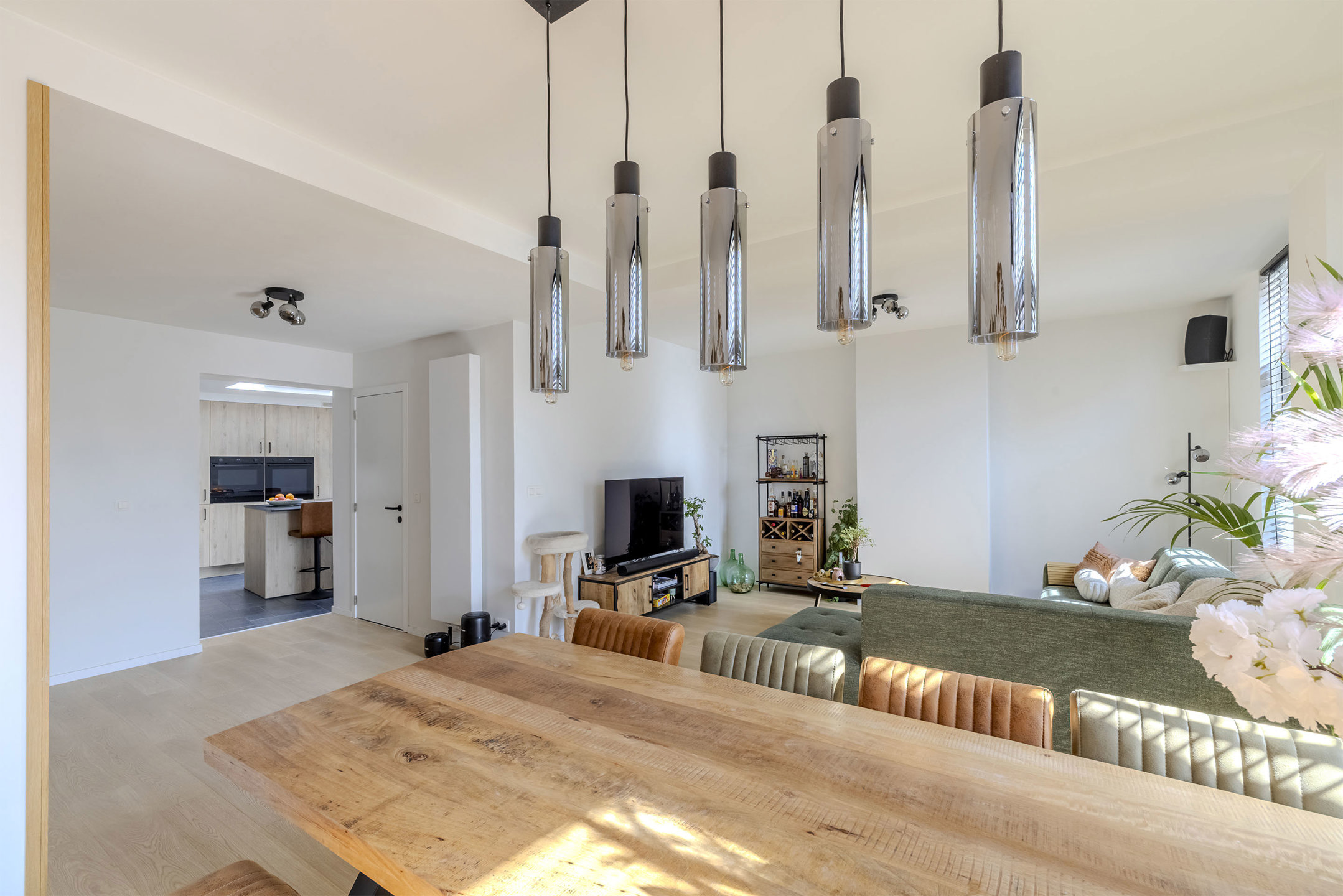 Hoogwaardig gerenoveerde woning met vergund magazijn van 60 m²