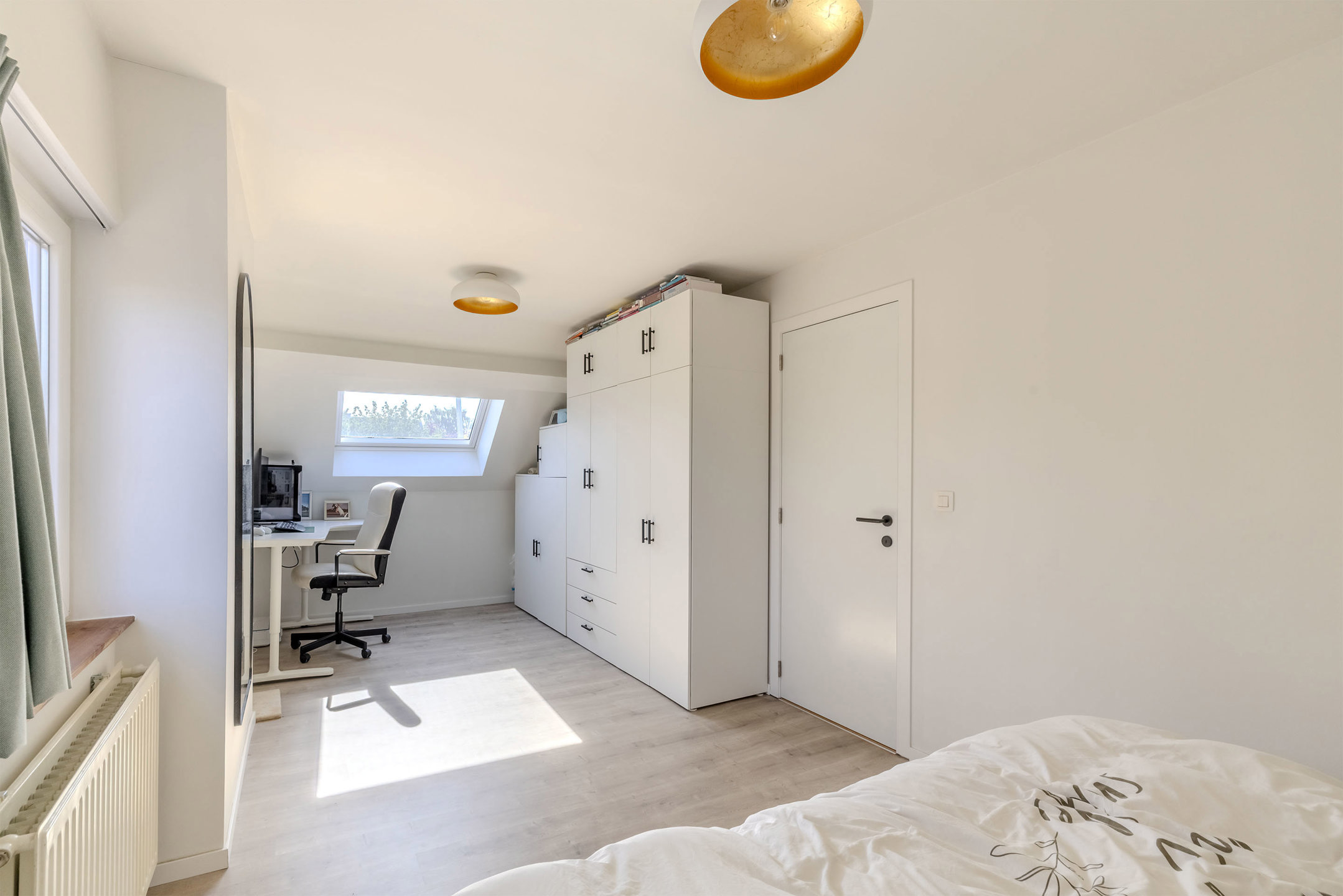 Hoogwaardig gerenoveerde woning met vergund magazijn van 60 m²