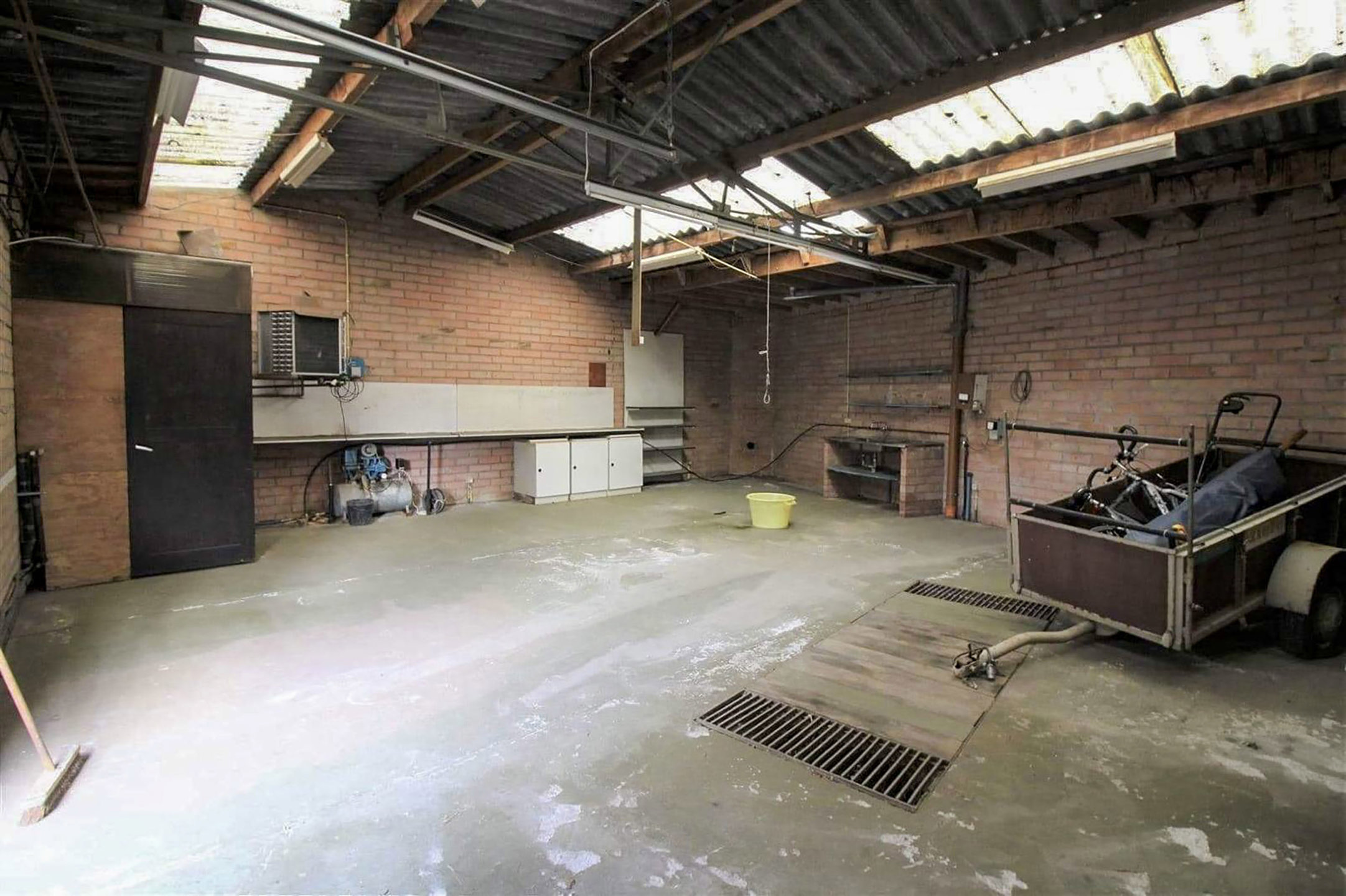 Hoogwaardig gerenoveerde woning met vergund magazijn van 60 m²