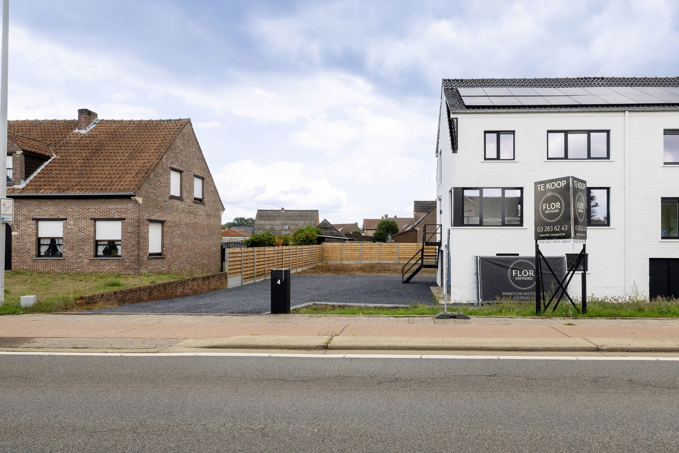 Instapklare woning met 3 slaapkamers en 2 garages op 600m2