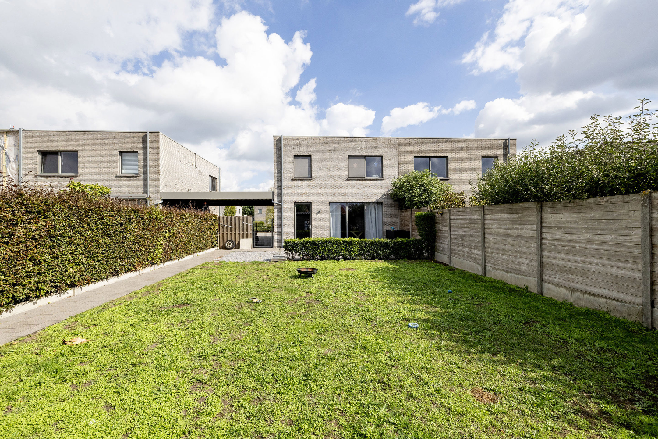 Recente woning met 3 slpk, carport en tuin