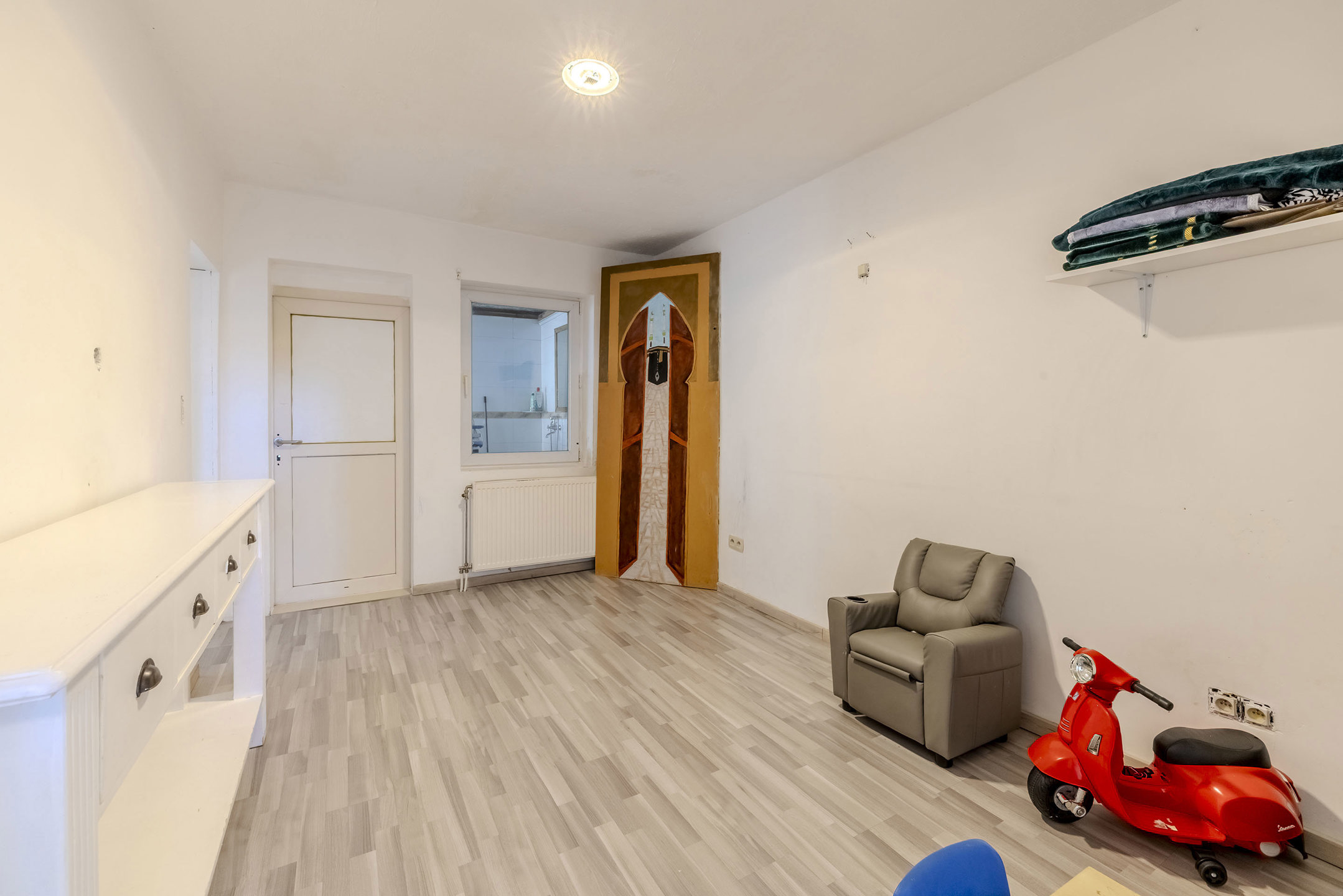 Ruime gerenoveerde woning met 5 slaapkamers en garage