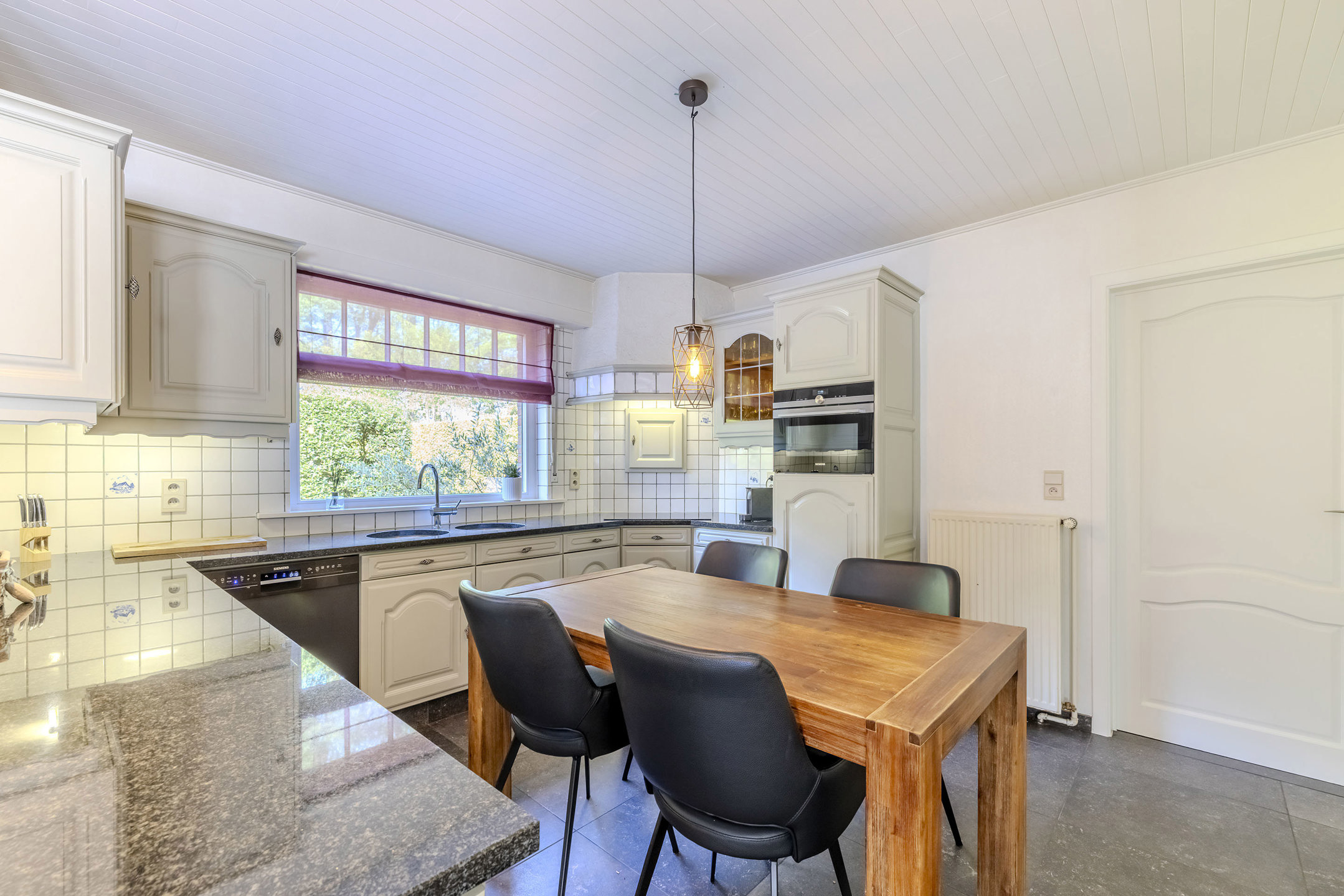 Instapklare woning op 1.440 m² in centrum Oostmalle!